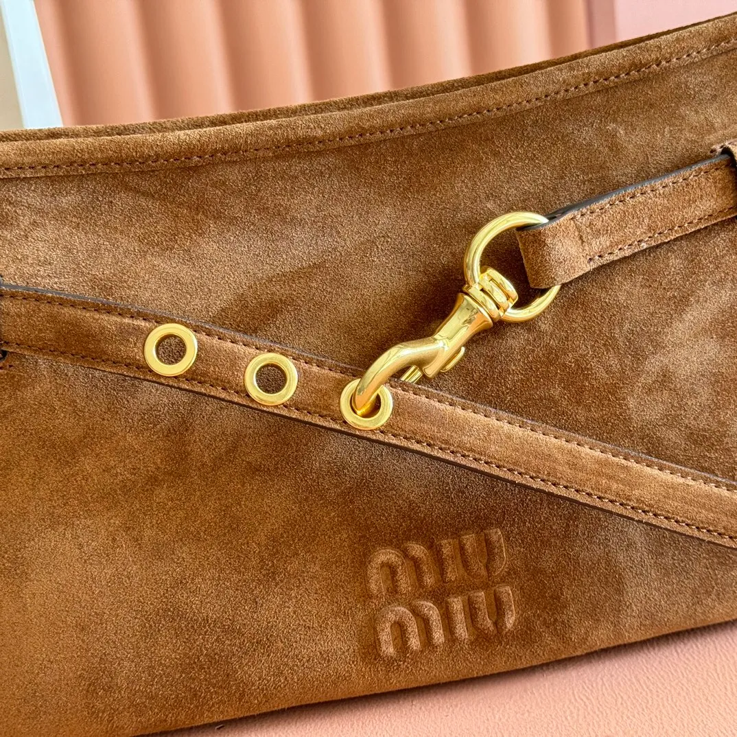 p1560💋💋💋"With full set of original counter packaging" [New product] New popular underarm second-hand bag, using new soft fat sheepskin, soft and high-grade leather, this Aventure leather handbag is inspired by the 2009 M series collection design , the structure has been adjusted to reinterpret the unique shape and give it a new personality. It is decorated with an embossed letter logo to add a signature element. Antique gold hardware, linen blend lining, interior zip pocket, long wrist suitable for hand or shoulder use Model: 5BC182. Size 33x19x5cm Color: brown matte/original leather. Made in Italy