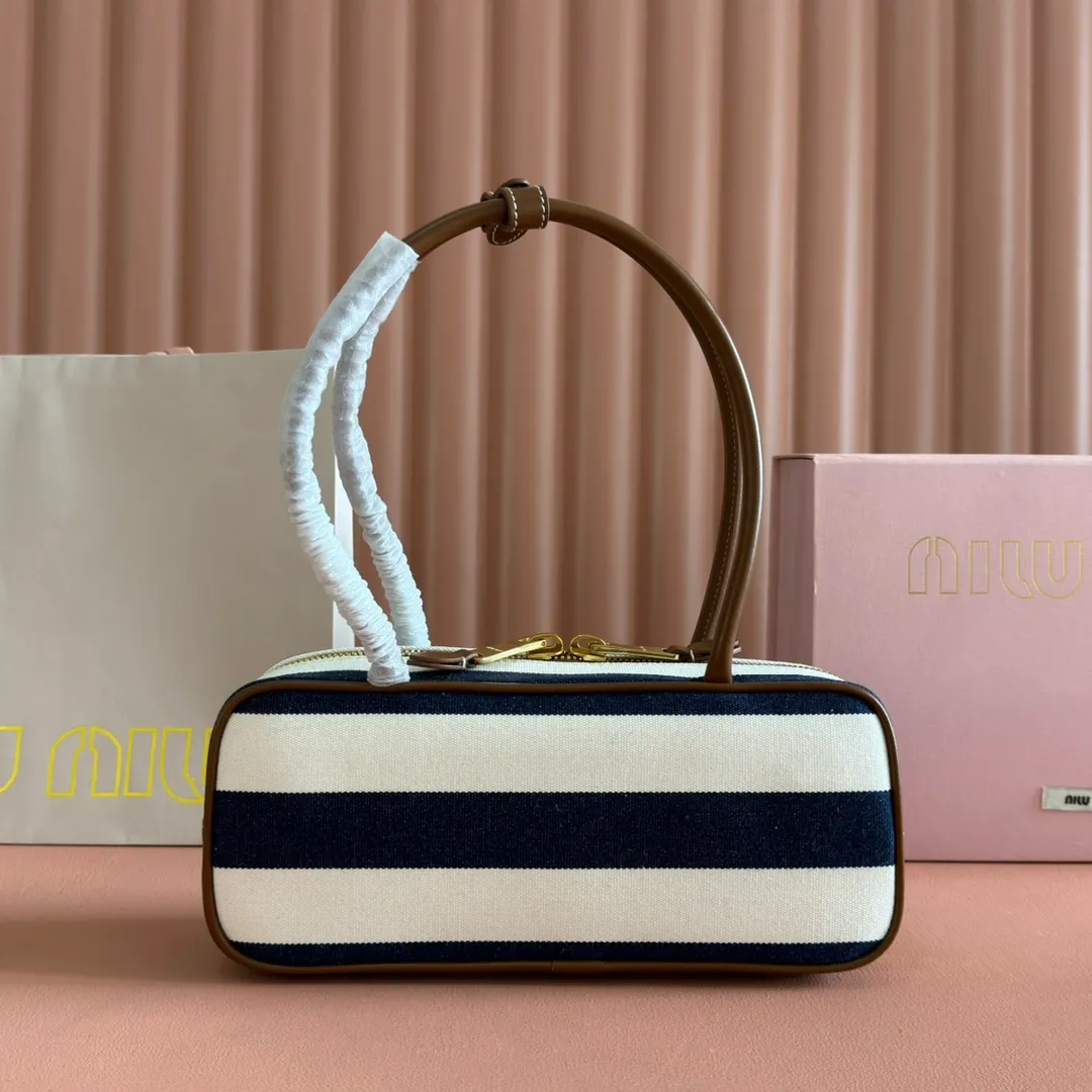p1460💋💋💋【Full set of packaging at the counter】M's 25ss shoulder bag with stripes〰️ is very popular on the Internet. The super beautiful Beau handbag combines retro style with contemporary spirit, it's really cool! ! Made of top-grade imported calfskin, the leather is smooth, delicate and soft, and it looks nice when carried on the back. The simple design is easy to match, and the capacity can hold daily necessities. It is exquisite and compact. With unique handles and hanging details, it shows functionality and personality. Model: 5BB173. Size: 28x11.5x8cm