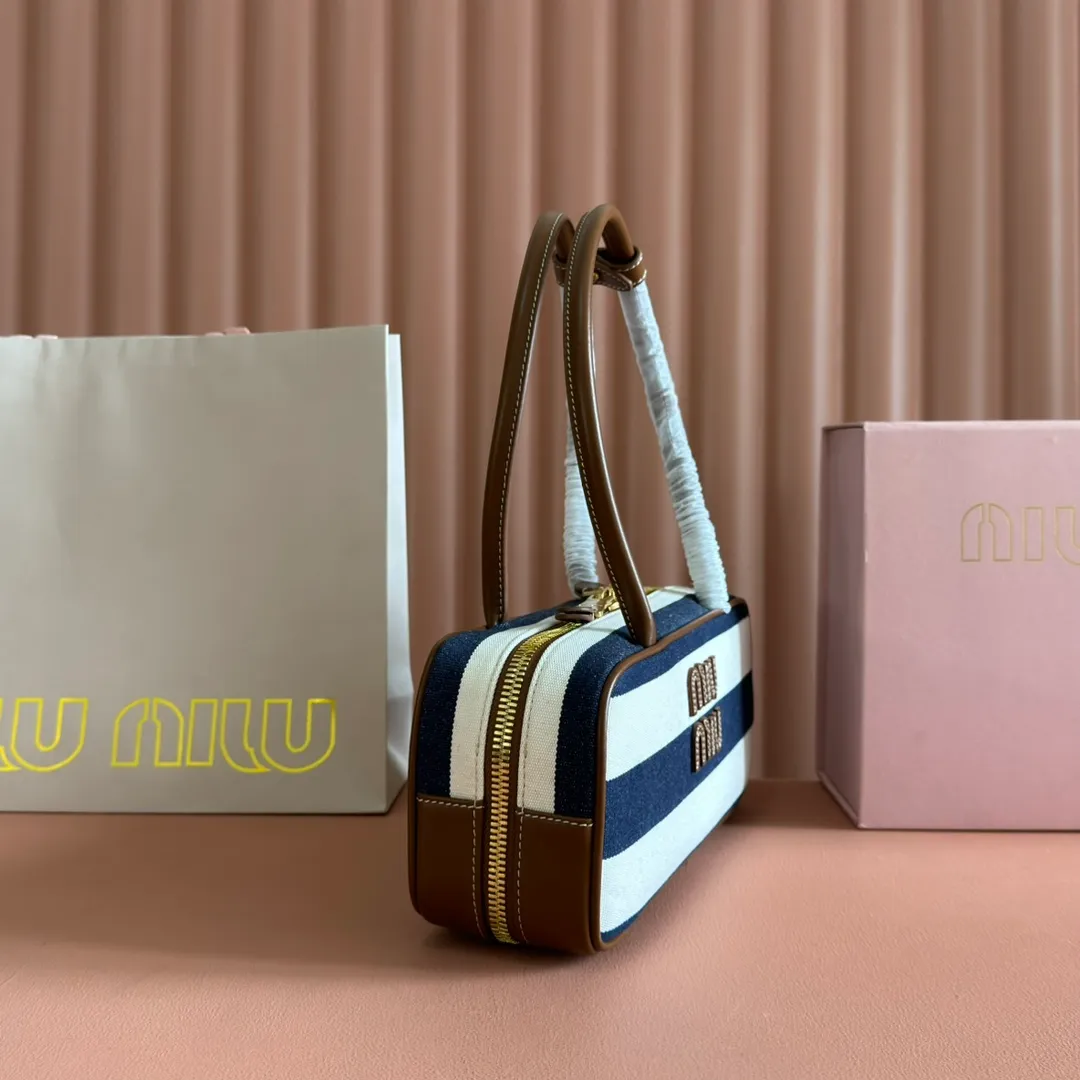 p1460💋💋💋【Full set of packaging at the counter】M's 25ss shoulder bag with stripes〰️ is very popular on the Internet. The super beautiful Beau handbag combines retro style with contemporary spirit, it's really cool! ! Made of top-grade imported calfskin, the leather is smooth, delicate and soft, and it looks nice when carried on the back. The simple design is easy to match, and the capacity can hold daily necessities. It is exquisite and compact. With unique handles and hanging details, it shows functionality and personality. Model: 5BB173. Size: 28x11.5x8cm