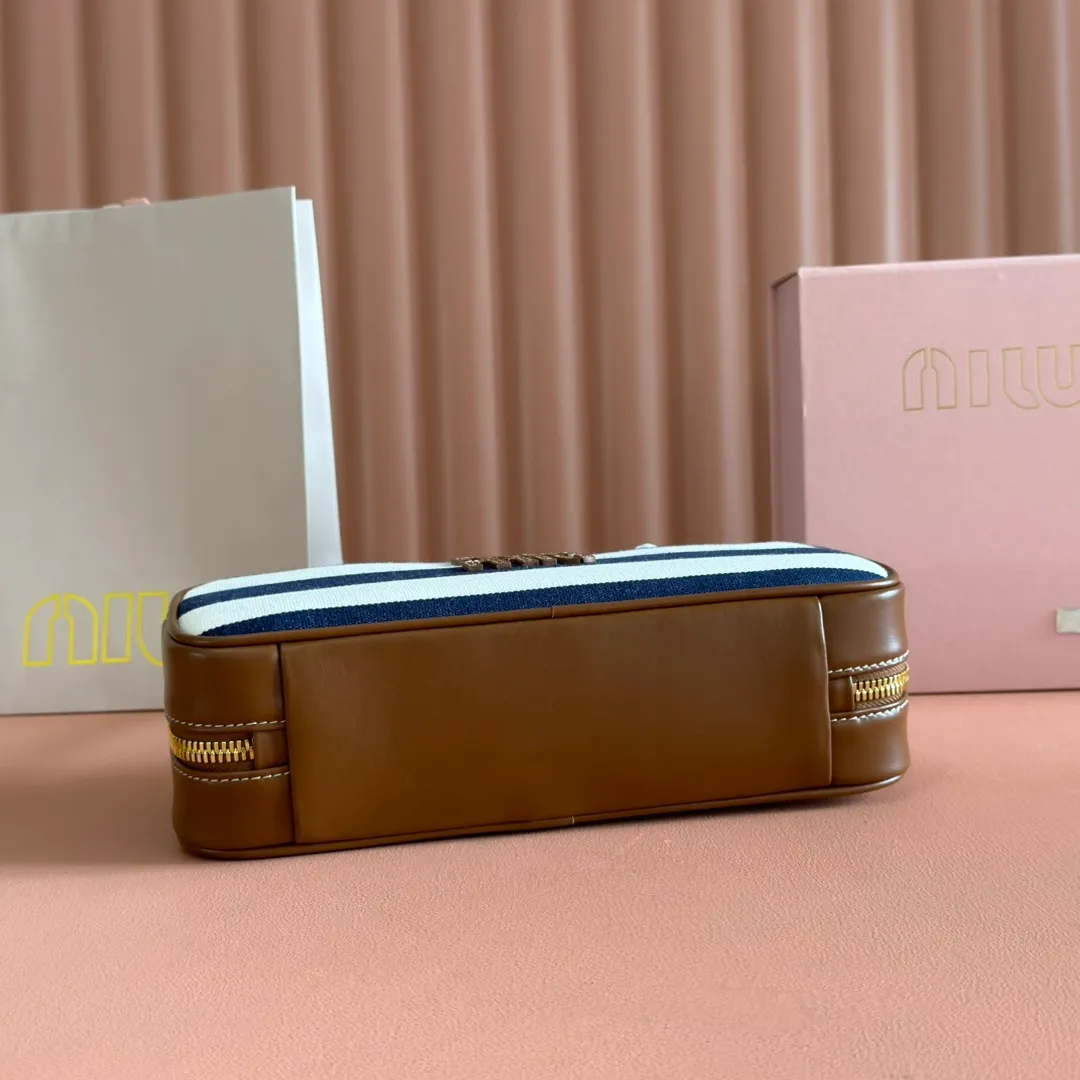 p1460💋💋💋【Full set of packaging at the counter】M's 25ss shoulder bag with stripes〰️ is very popular on the Internet. The super beautiful Beau handbag combines retro style with contemporary spirit, it's really cool! ! Made of top-grade imported calfskin, the leather is smooth, delicate and soft, and it looks nice when carried on the back. The simple design is easy to match, and the capacity can hold daily necessities. It is exquisite and compact. With unique handles and hanging details, it shows functionality and personality. Model: 5BB173. Size: 28x11.5x8cm