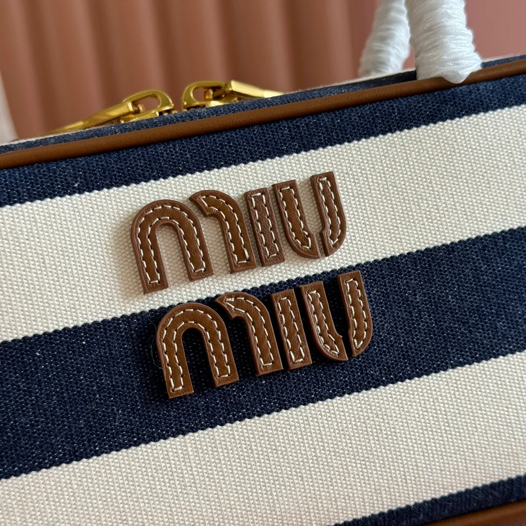 p1460💋💋💋【Full set of packaging at the counter】M's 25ss shoulder bag with stripes〰️ is very popular on the Internet. The super beautiful Beau handbag combines retro style with contemporary spirit, it's really cool! ! Made of top-grade imported calfskin, the leather is smooth, delicate and soft, and it looks nice when carried on the back. The simple design is easy to match, and the capacity can hold daily necessities. It is exquisite and compact. With unique handles and hanging details, it shows functionality and personality. Model: 5BB173. Size: 28x11.5x8cm