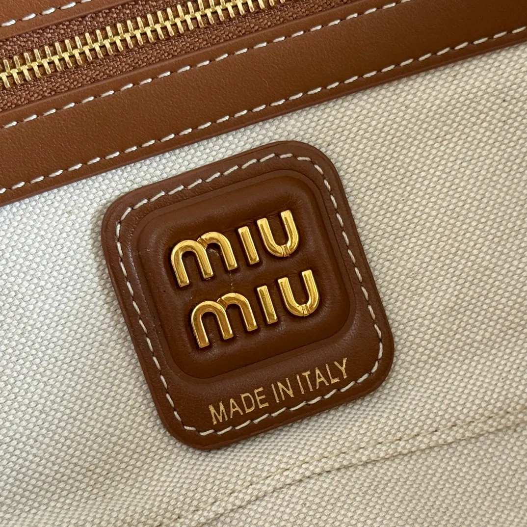 p1460💋💋💋【Full set of packaging at the counter】M's 25ss shoulder bag with stripes〰️ is very popular on the Internet. The super beautiful Beau handbag combines retro style with contemporary spirit, it's really cool! ! Made of top-grade imported calfskin, the leather is smooth, delicate and soft, and it looks nice when carried on the back. The simple design is easy to match, and the capacity can hold daily necessities. It is exquisite and compact. With unique handles and hanging details, it shows functionality and personality. Model: 5BB173. Size: 28x11.5x8cm