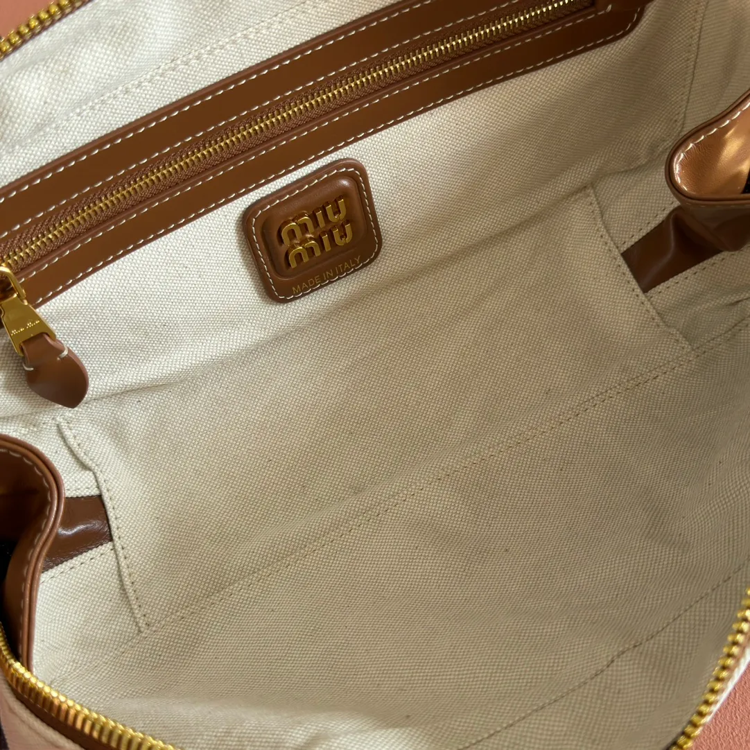 p1460💋💋💋【Full set of packaging at the counter】M's 25ss shoulder bag with stripes〰️ is very popular on the Internet. The super beautiful Beau handbag combines retro style with contemporary spirit, it's really cool! ! Made of top-grade imported calfskin, the leather is smooth, delicate and soft, and it looks nice when carried on the back. The simple design is easy to match, and the capacity can hold daily necessities. It is exquisite and compact. With unique handles and hanging details, it shows functionality and personality. Model: 5BB173. Size: 28x11.5x8cm