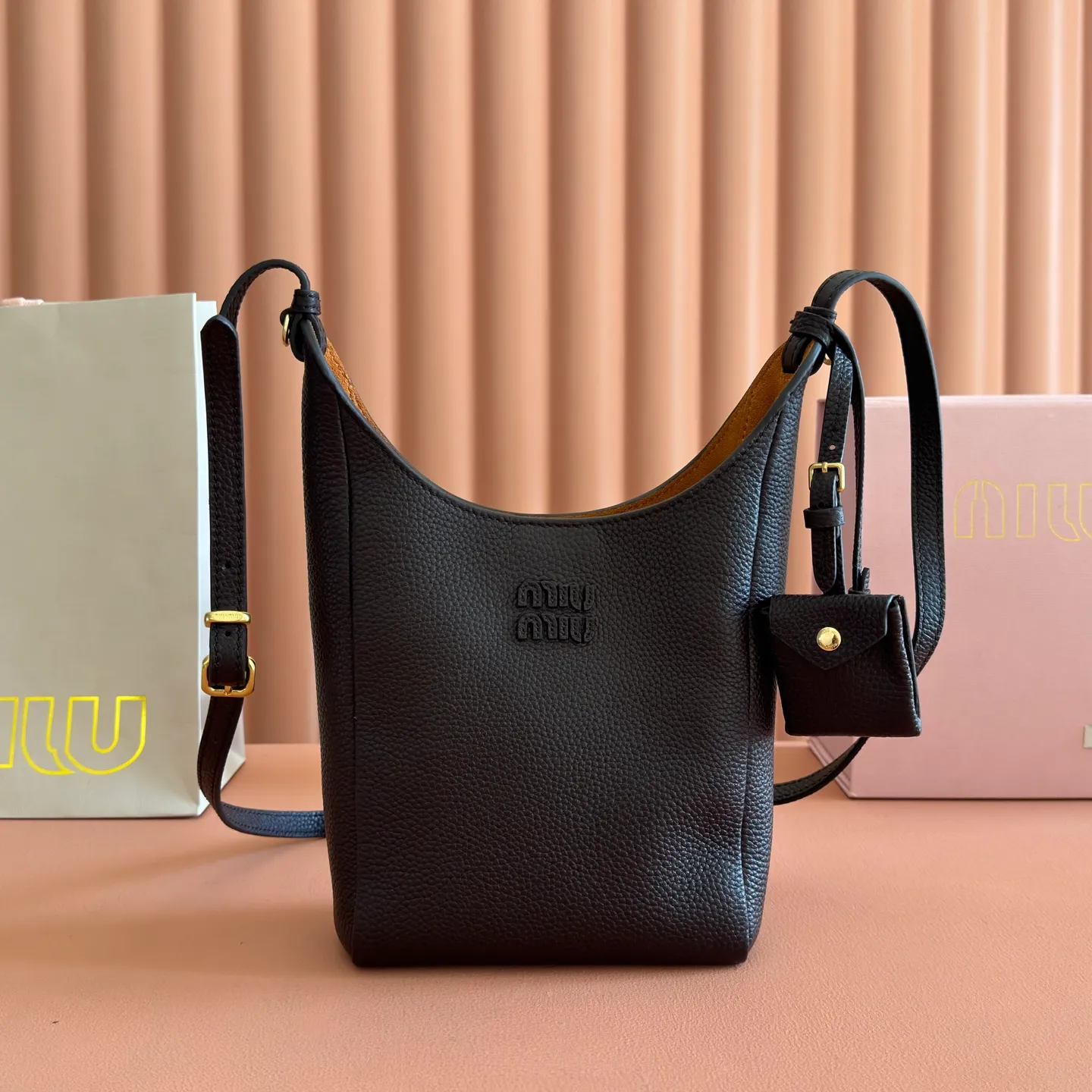 p1460💋💋💋[Original leather configuration counter complete package] Miu Japanese pop-up new tote bag, top-grade imported cowhide, high-end leather texture, elegant and retro, soft but not collapsed, with metal lock pendant, casual and lazy temperament, full of sweet and cool style, hand-sewn leather logo, details are online, suitable for commuting and shopping, practicality MAX, model: 5be098 Size: 28X 22.5X 12cm