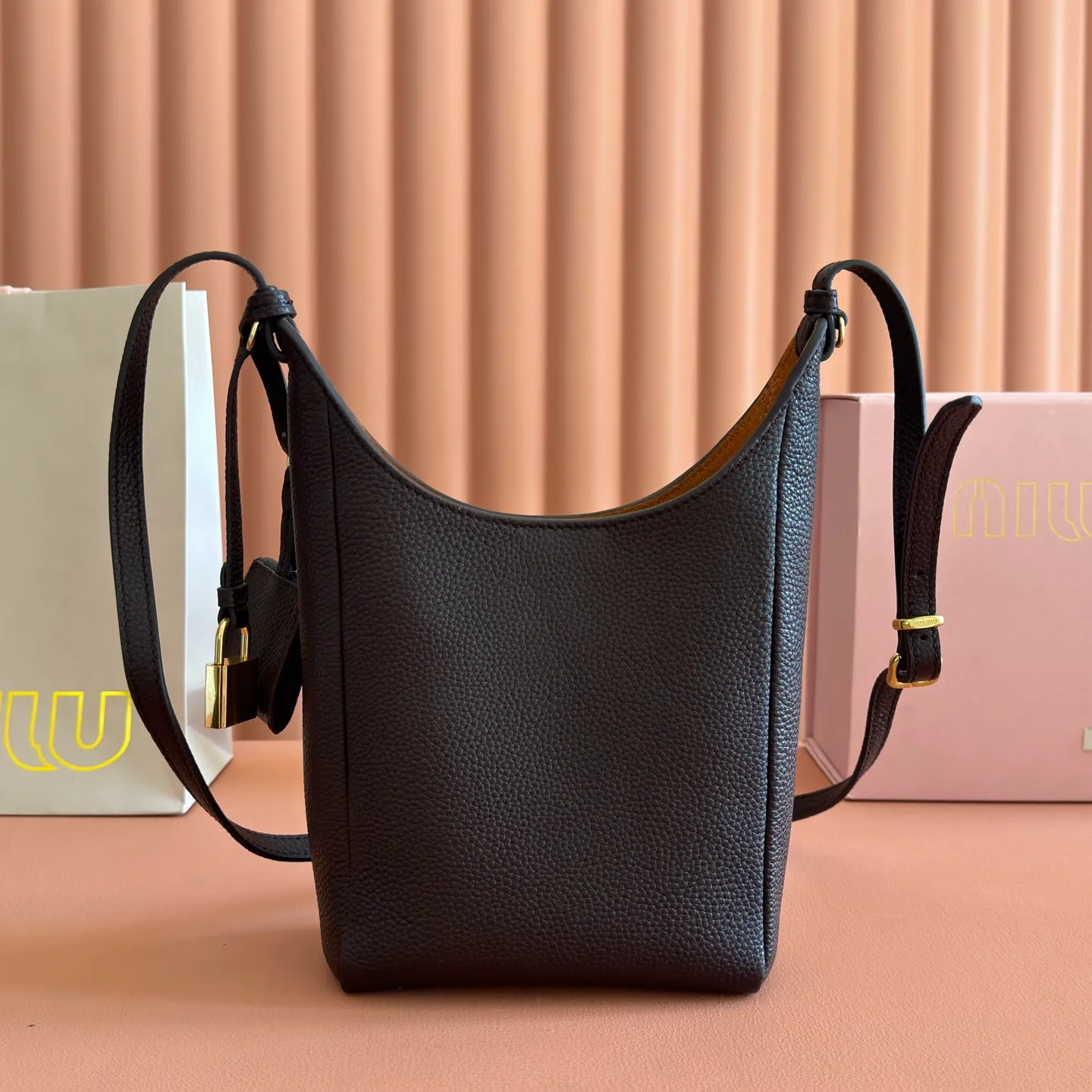 p1460💋💋💋[Original leather configuration counter complete package] Miu Japanese pop-up new tote bag, top-grade imported cowhide, high-end leather texture, elegant and retro, soft but not collapsed, with metal lock pendant, casual and lazy temperament, full of sweet and cool style, hand-sewn leather logo, details are online, suitable for commuting and shopping, practicality MAX, model: 5be098 Size: 28X 22.5X 12cm