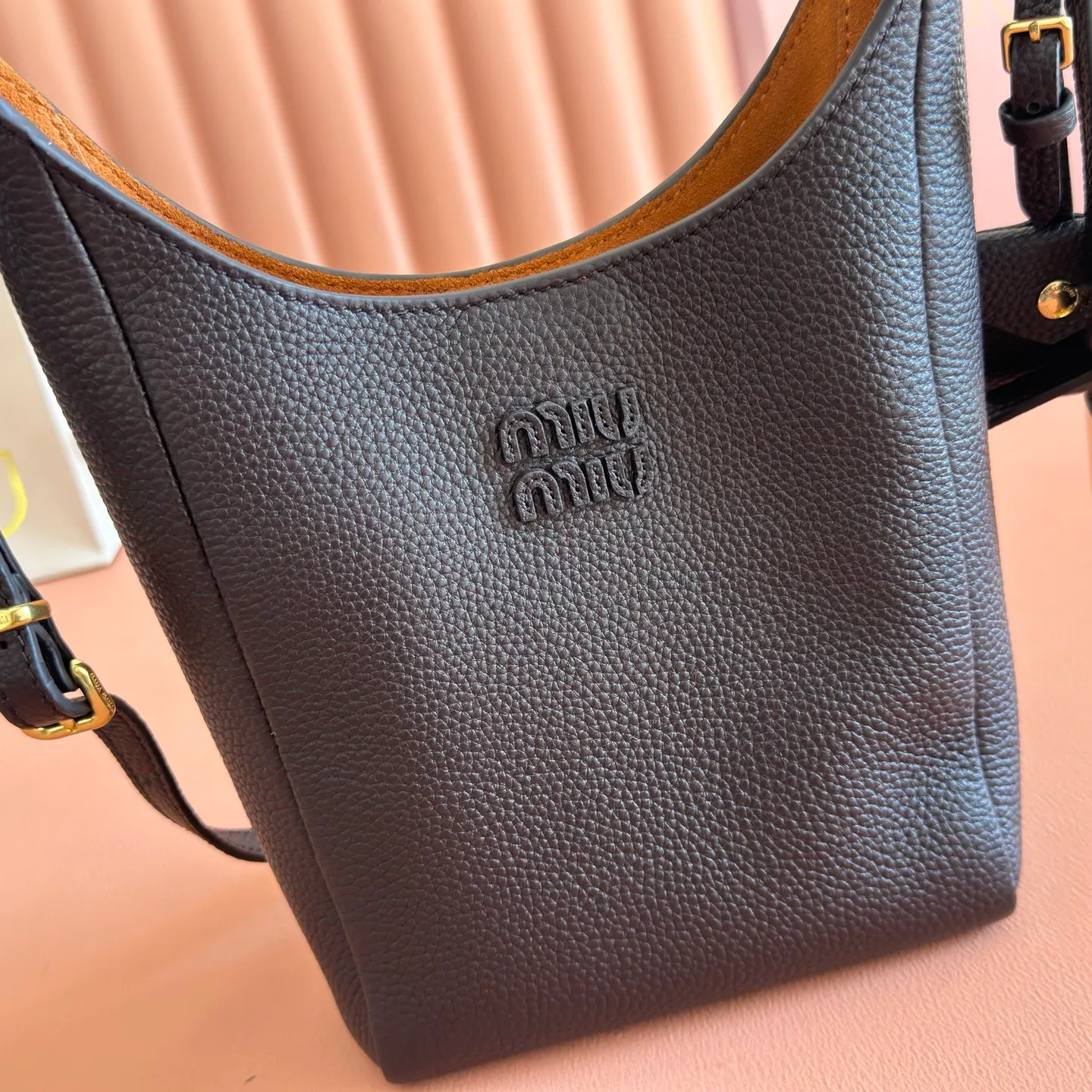p1460💋💋💋[Original leather configuration counter complete package] Miu Japanese pop-up new tote bag, top-grade imported cowhide, high-end leather texture, elegant and retro, soft but not collapsed, with metal lock pendant, casual and lazy temperament, full of sweet and cool style, hand-sewn leather logo, details are online, suitable for commuting and shopping, practicality MAX, model: 5be098 Size: 28X 22.5X 12cm