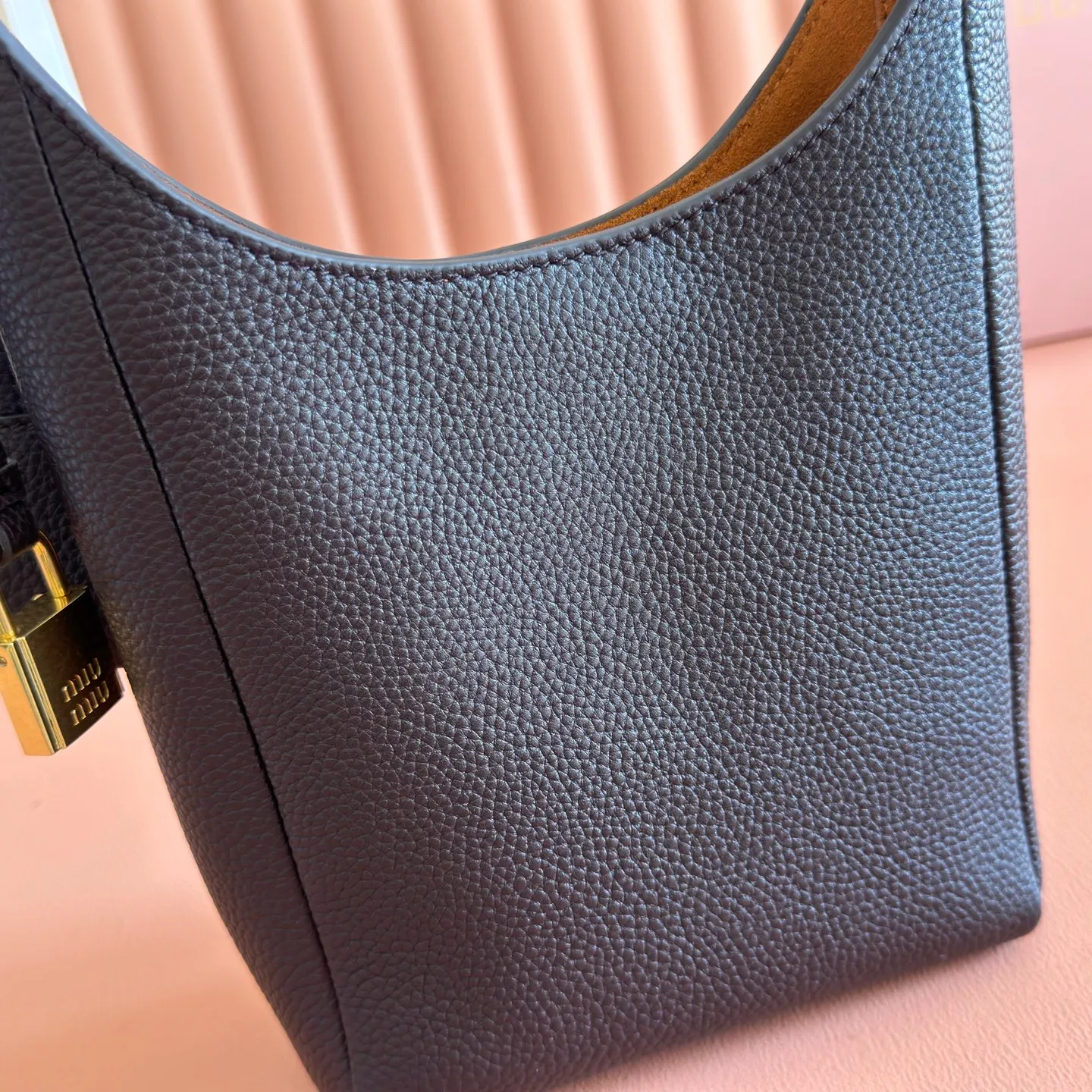 p1460💋💋💋[Original leather configuration counter complete package] Miu Japanese pop-up new tote bag, top-grade imported cowhide, high-end leather texture, elegant and retro, soft but not collapsed, with metal lock pendant, casual and lazy temperament, full of sweet and cool style, hand-sewn leather logo, details are online, suitable for commuting and shopping, practicality MAX, model: 5be098 Size: 28X 22.5X 12cm