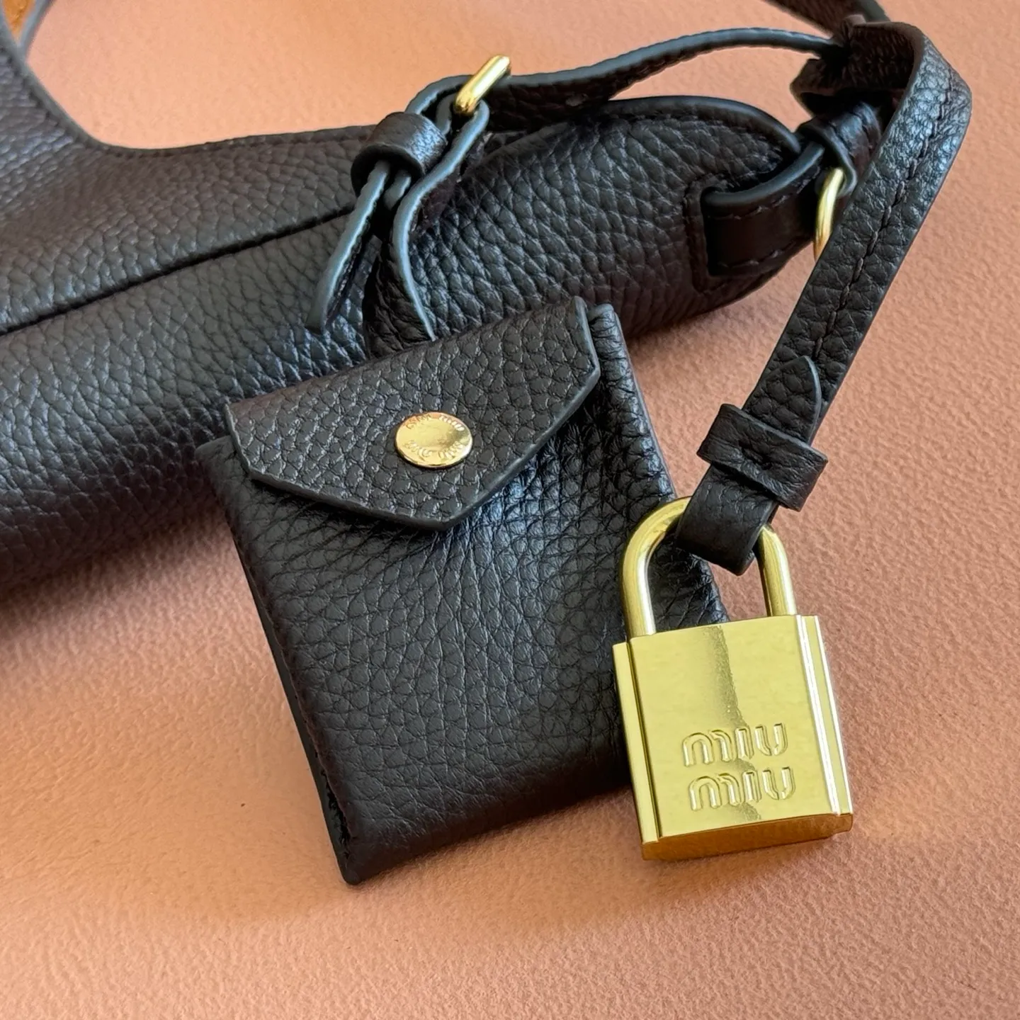 p1460💋💋💋[Original leather configuration counter complete package] Miu Japanese pop-up new tote bag, top-grade imported cowhide, high-end leather texture, elegant and retro, soft but not collapsed, with metal lock pendant, casual and lazy temperament, full of sweet and cool style, hand-sewn leather logo, details are online, suitable for commuting and shopping, practicality MAX, model: 5be098 Size: 28X 22.5X 12cm