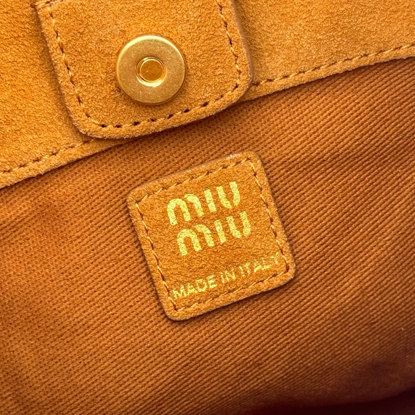 p1460💋💋💋[Original leather configuration counter complete package] Miu Japanese pop-up new tote bag, top-grade imported cowhide, high-end leather texture, elegant and retro, soft but not collapsed, with metal lock pendant, casual and lazy temperament, full of sweet and cool style, hand-sewn leather logo, details are online, suitable for commuting and shopping, practicality MAX, model: 5be098 Size: 28X 22.5X 12cm