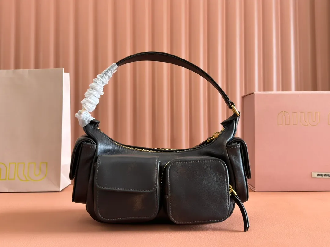p1960💋💋💋 [Equipped with full set of counter packaging, special grade hardware and original leather] Sheep leather Hobo underarm bag ~ Retro, this Hobo underarm bag reveals a charming modern urban style. The multi-pocket design blurs the line between function and decoration, and the iconic lettering logo injects distinctive personality. Gold hardware adds sparkling style. Size: W21×H12×D6cm No.: 5BC146