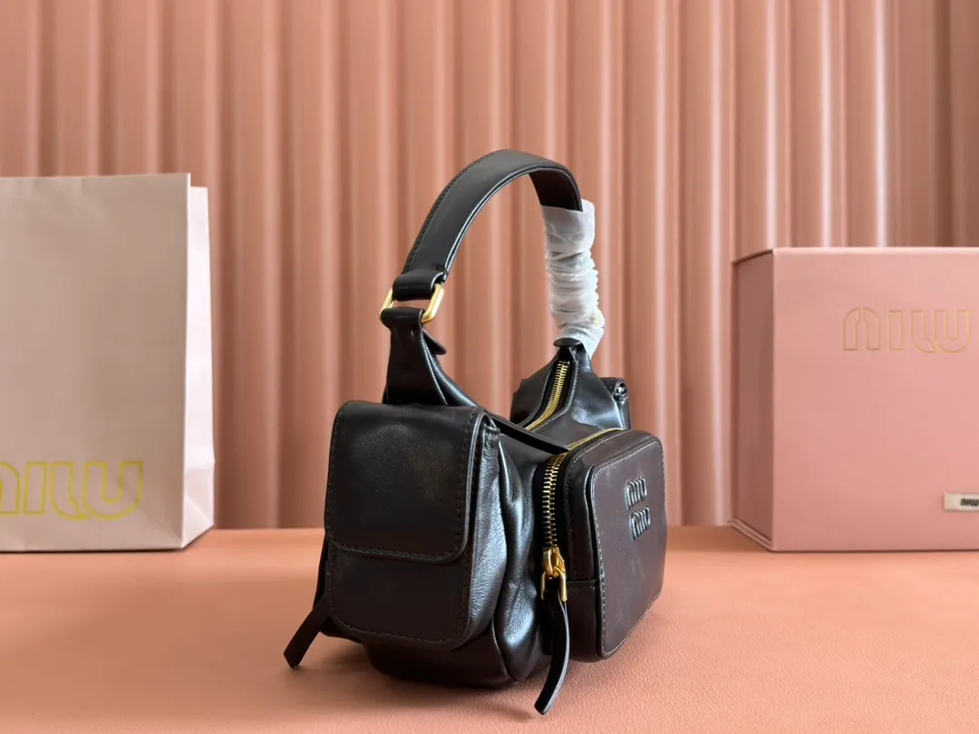 p1960💋💋💋 [Equipped with full set of counter packaging, special grade hardware and original leather] Sheep leather Hobo underarm bag ~ Retro, this Hobo underarm bag reveals a charming modern urban style. The multi-pocket design blurs the line between function and decoration, and the iconic lettering logo injects distinctive personality. Gold hardware adds sparkling style. Size: W21×H12×D6cm No.: 5BC146