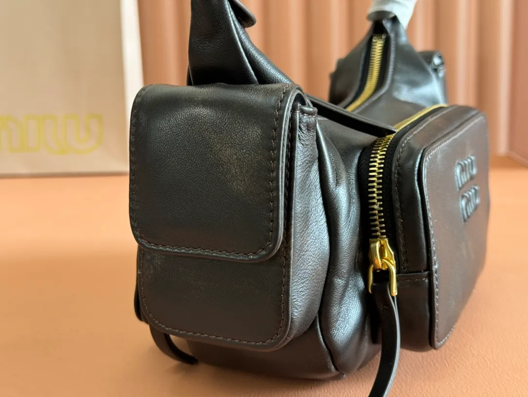 p1960💋💋💋 [Equipped with full set of counter packaging, special grade hardware and original leather] Sheep leather Hobo underarm bag ~ Retro, this Hobo underarm bag reveals a charming modern urban style. The multi-pocket design blurs the line between function and decoration, and the iconic lettering logo injects distinctive personality. Gold hardware adds sparkling style. Size: W21×H12×D6cm No.: 5BC146