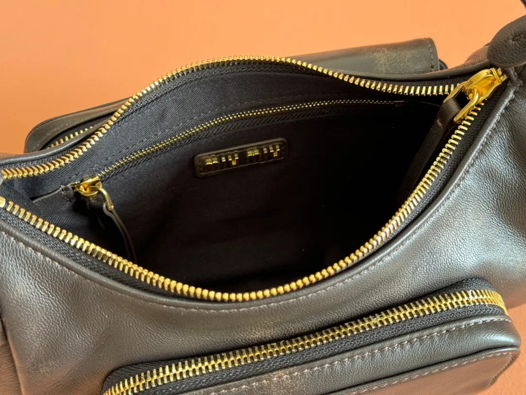 p1960💋💋💋 [Equipped with full set of counter packaging, special grade hardware and original leather] Sheep leather Hobo underarm bag ~ Retro, this Hobo underarm bag reveals a charming modern urban style. The multi-pocket design blurs the line between function and decoration, and the iconic lettering logo injects distinctive personality. Gold hardware adds sparkling style. Size: W21×H12×D6cm No.: 5BC146