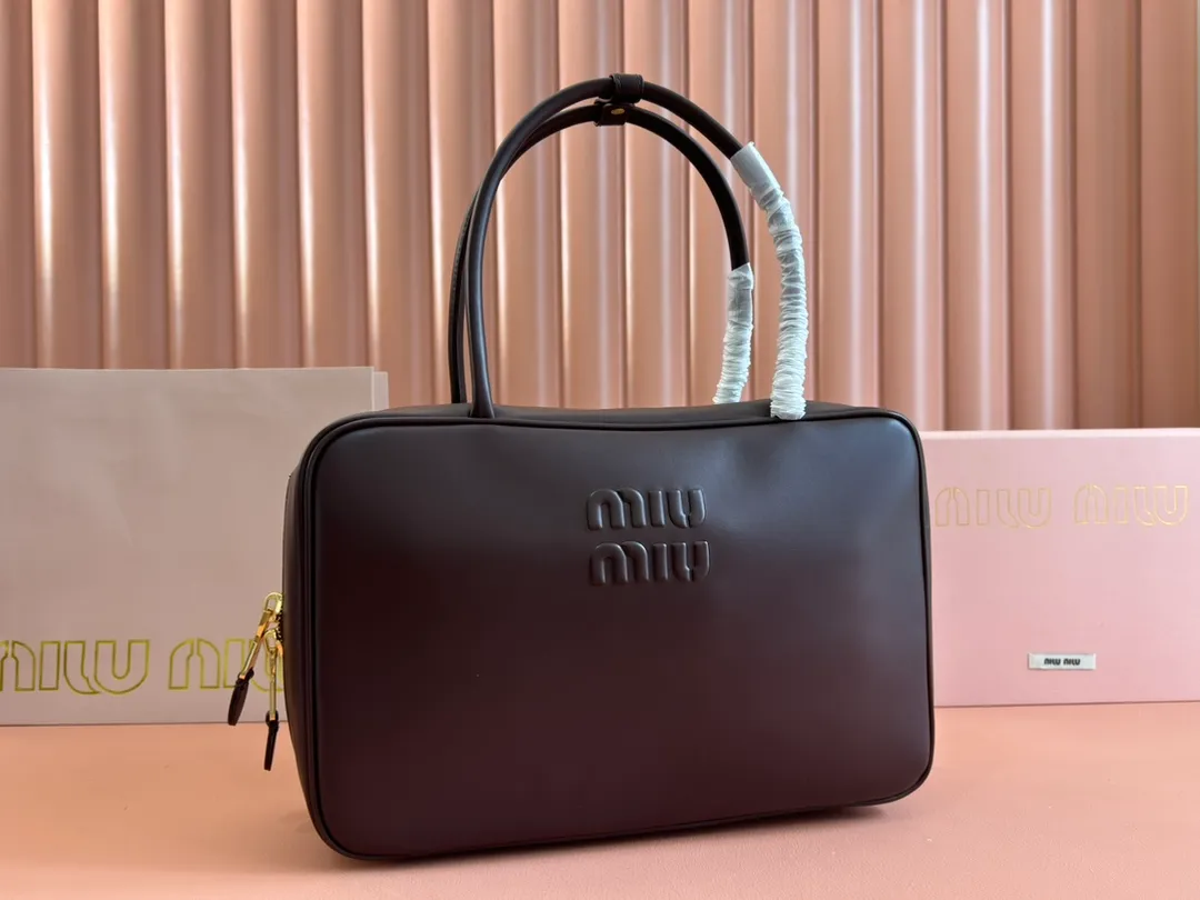 p1900. MIU's new product [Original leather with counter packaging] Beau cow leather handbag/shoulder bag ~ Stonewood color [New version briefcase] 5bb117 This Beau handbag is made of soft and smooth cow leather, with exquisite details such as gold-plated hardware and accessories, and the embossed letter logo highlights the classic style. Size:W34×H23×D10cm