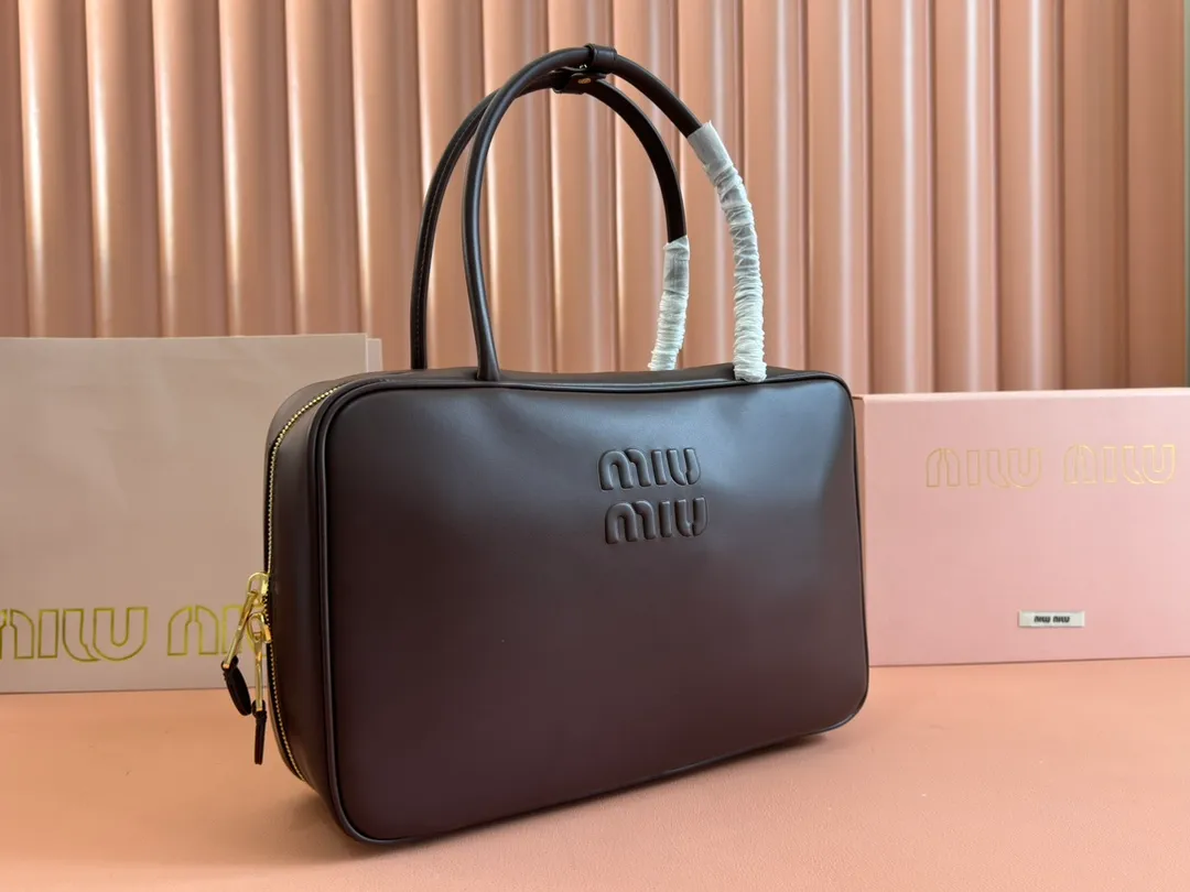 p1900. MIU's new product [Original leather with counter packaging] Beau cow leather handbag/shoulder bag ~ Stonewood color [New version briefcase] 5bb117 This Beau handbag is made of soft and smooth cow leather, with exquisite details such as gold-plated hardware and accessories, and the embossed letter logo highlights the classic style. Size:W34×H23×D10cm
