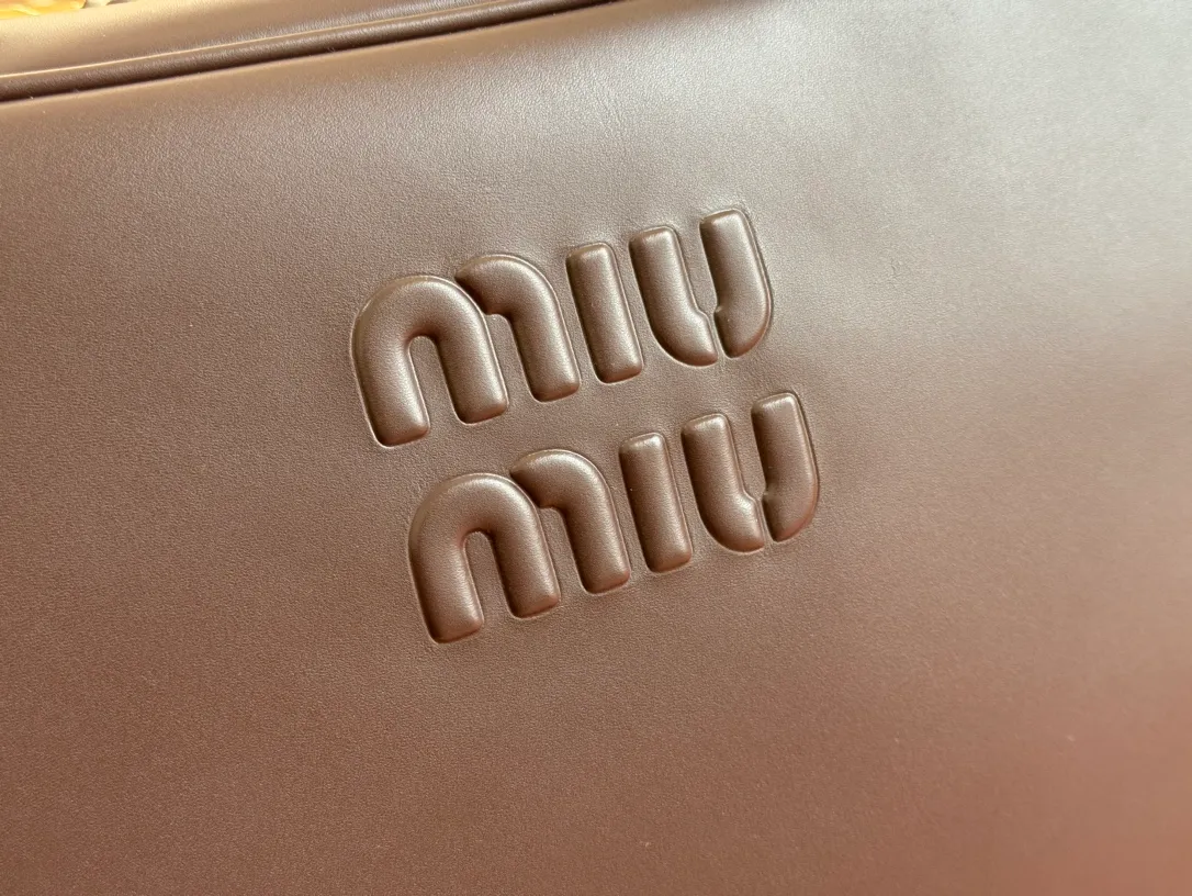 p1900. MIU's new product [Original leather with counter packaging] Beau cow leather handbag/shoulder bag ~ Stonewood color [New version briefcase] 5bb117 This Beau handbag is made of soft and smooth cow leather, with exquisite details such as gold-plated hardware and accessories, and the embossed letter logo highlights the classic style. Size:W34×H23×D10cm