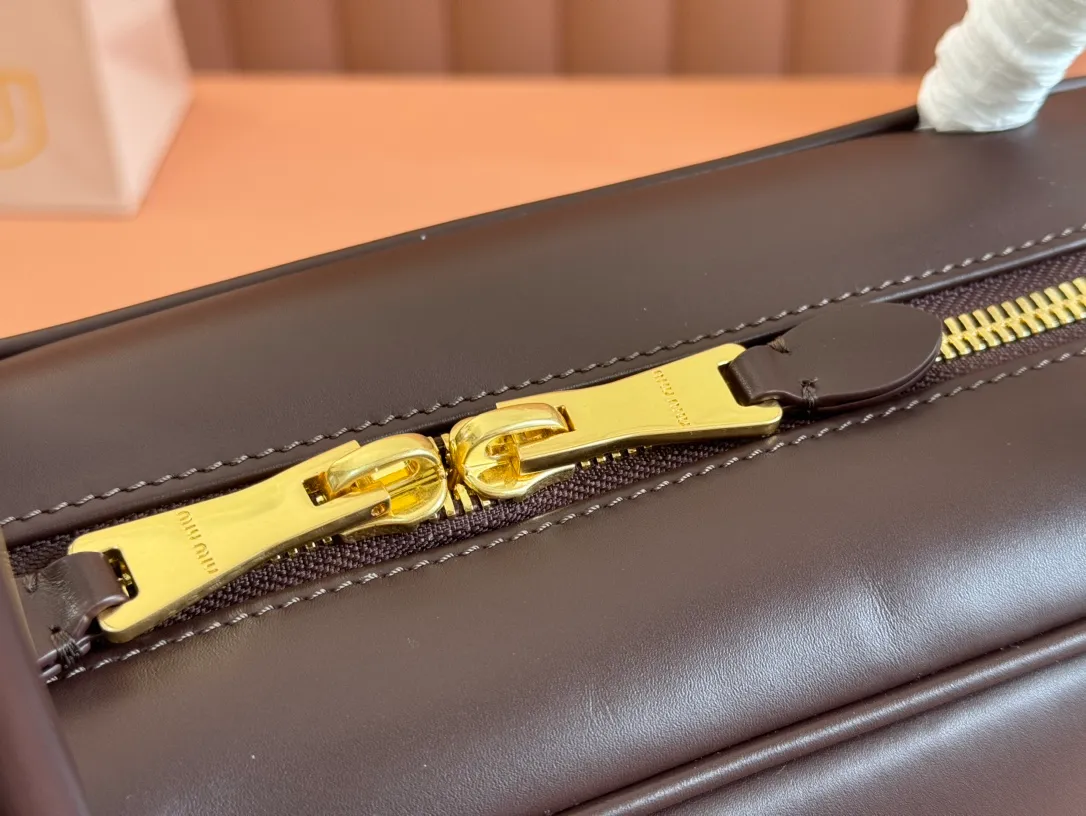 p1900. MIU's new product [Original leather with counter packaging] Beau cow leather handbag/shoulder bag ~ Stonewood color [New version briefcase] 5bb117 This Beau handbag is made of soft and smooth cow leather, with exquisite details such as gold-plated hardware and accessories, and the embossed letter logo highlights the classic style. Size:W34×H23×D10cm