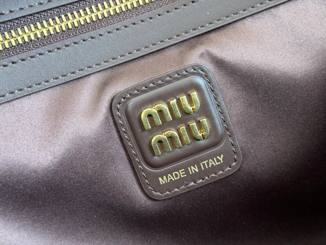 p1900. MIU's new product [Original leather with counter packaging] Beau cow leather handbag/shoulder bag ~ Stonewood color [New version briefcase] 5bb117 This Beau handbag is made of soft and smooth cow leather, with exquisite details such as gold-plated hardware and accessories, and the embossed letter logo highlights the classic style. Size:W34×H23×D10cm