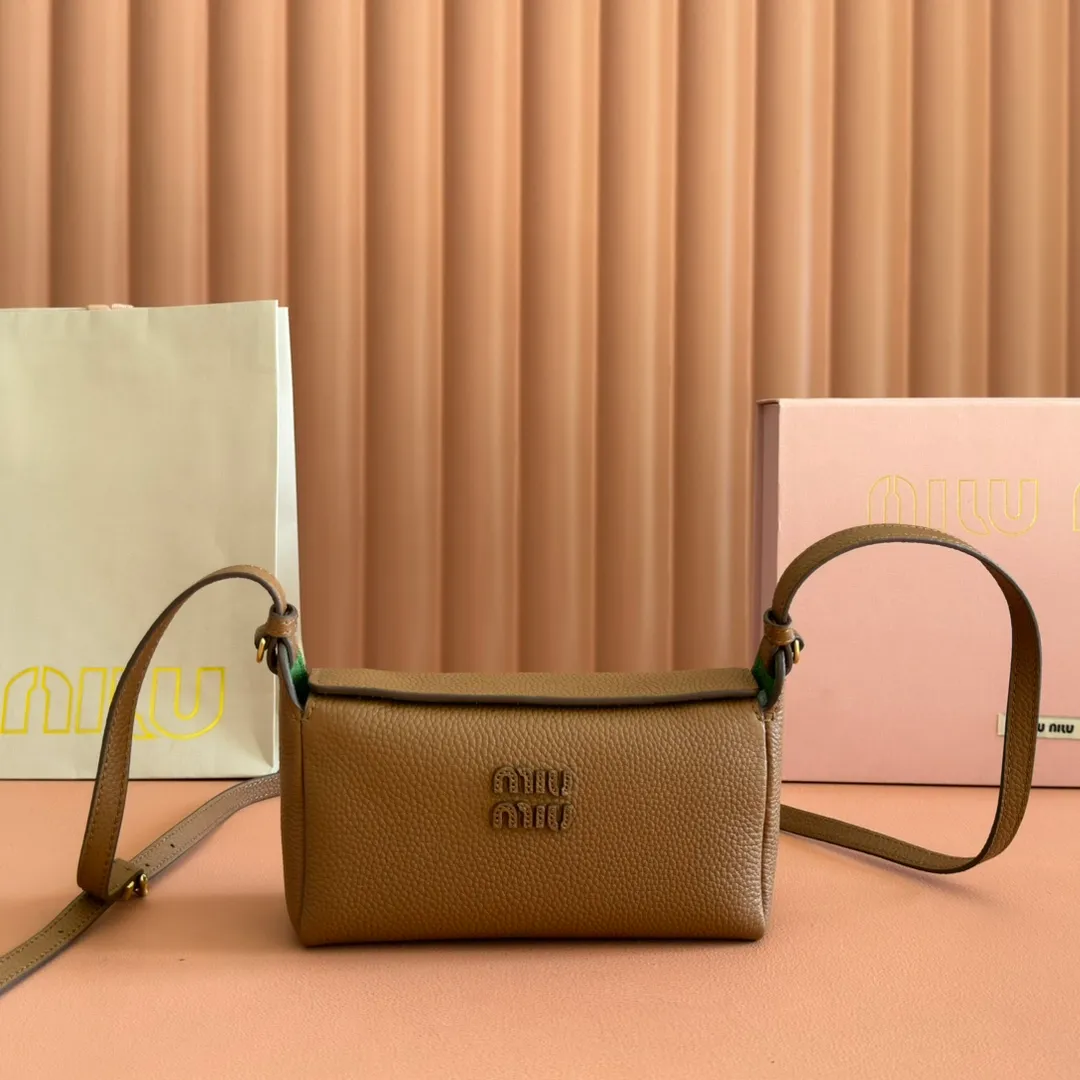 p1300💋💋💋[Original leather configuration counter complete package] 5BE097 Miu Japanese pop-up new crossbody bag, top imported cowhide, high-end leather texture, elegant and retro, soft but not collapsed, casual and lazy temperament, sweet and cool style, hand-sewn leather logo, details are online, suitable for commuting and shopping, practicality MAX, size: 18 X 10X 7cm