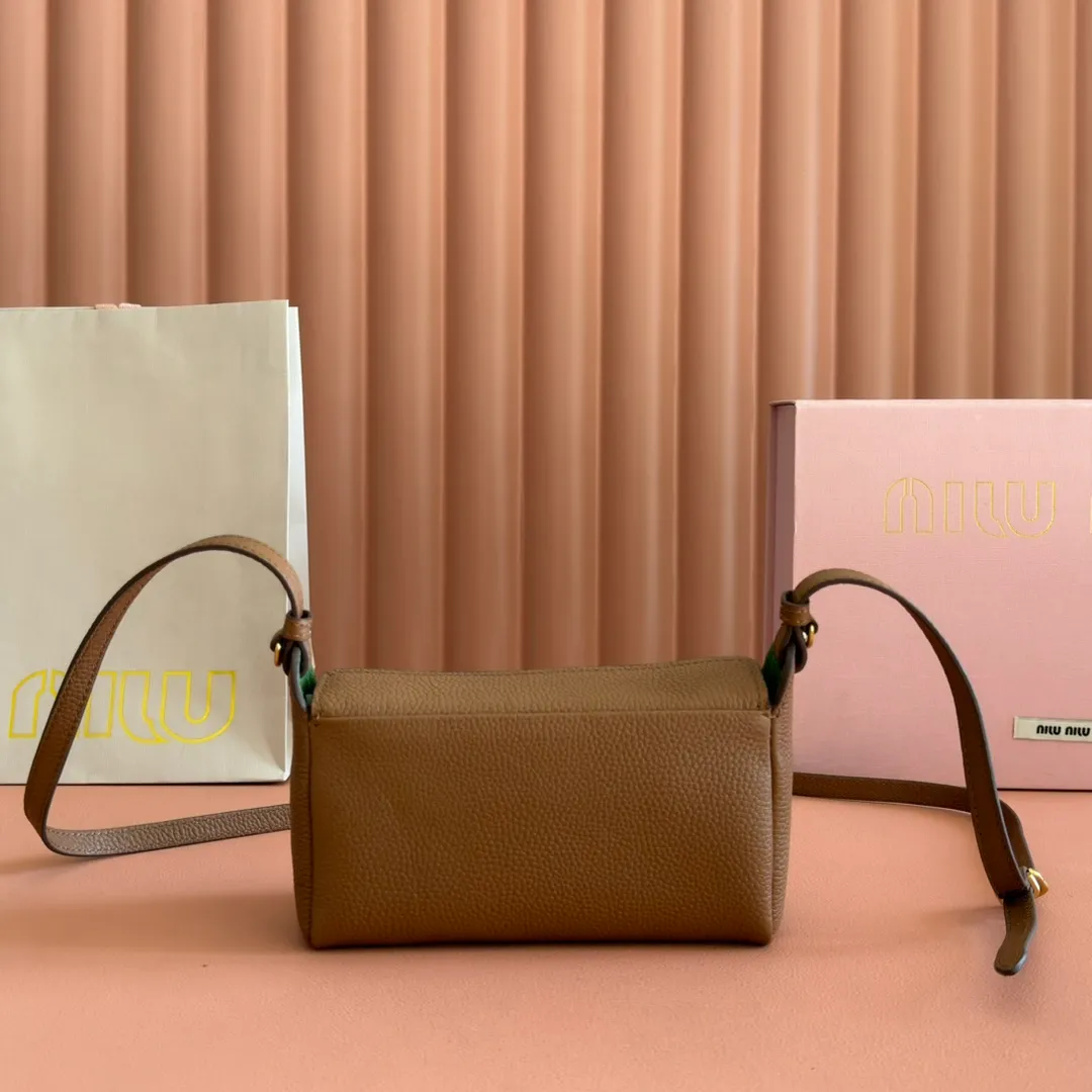 p1300💋💋💋[Original leather configuration counter complete package] 5BE097 Miu Japanese pop-up new crossbody bag, top imported cowhide, high-end leather texture, elegant and retro, soft but not collapsed, casual and lazy temperament, sweet and cool style, hand-sewn leather logo, details are online, suitable for commuting and shopping, practicality MAX, size: 18 X 10X 7cm