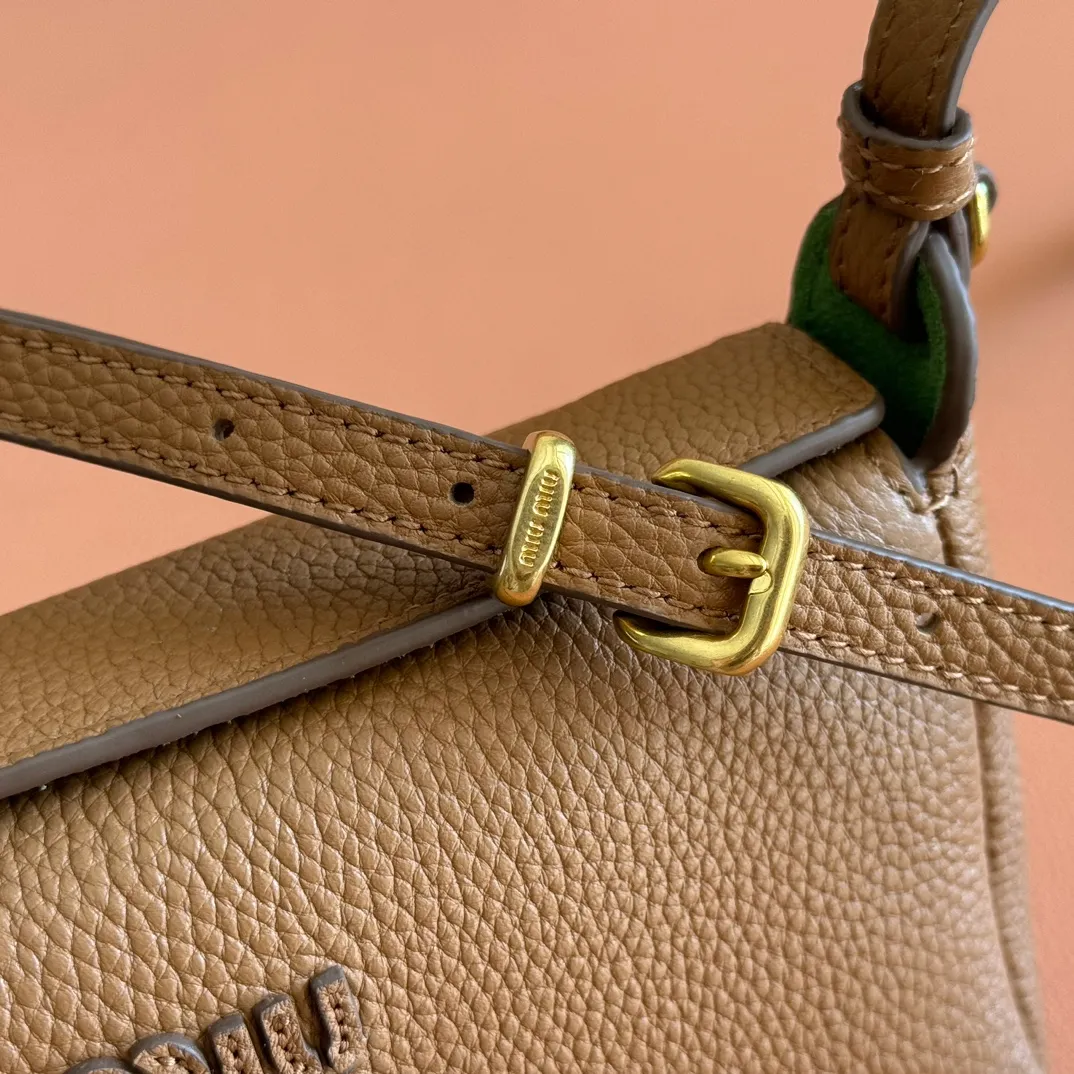 p1300💋💋💋[Original leather configuration counter complete package] 5BE097 Miu Japanese pop-up new crossbody bag, top imported cowhide, high-end leather texture, elegant and retro, soft but not collapsed, casual and lazy temperament, sweet and cool style, hand-sewn leather logo, details are online, suitable for commuting and shopping, practicality MAX, size: 18 X 10X 7cm