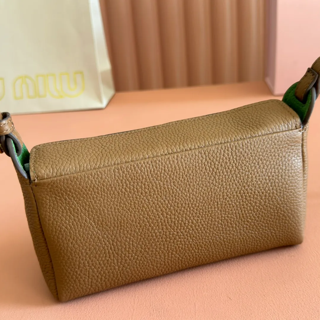 p1300💋💋💋[Original leather configuration counter complete package] 5BE097 Miu Japanese pop-up new crossbody bag, top imported cowhide, high-end leather texture, elegant and retro, soft but not collapsed, casual and lazy temperament, sweet and cool style, hand-sewn leather logo, details are online, suitable for commuting and shopping, practicality MAX, size: 18 X 10X 7cm