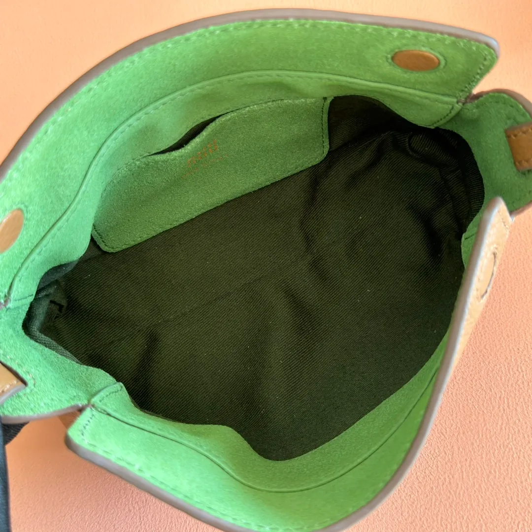 p1300💋💋💋[Original leather configuration counter complete package] 5BE097 Miu Japanese pop-up new crossbody bag, top imported cowhide, high-end leather texture, elegant and retro, soft but not collapsed, casual and lazy temperament, sweet and cool style, hand-sewn leather logo, details are online, suitable for commuting and shopping, practicality MAX, size: 18 X 10X 7cm