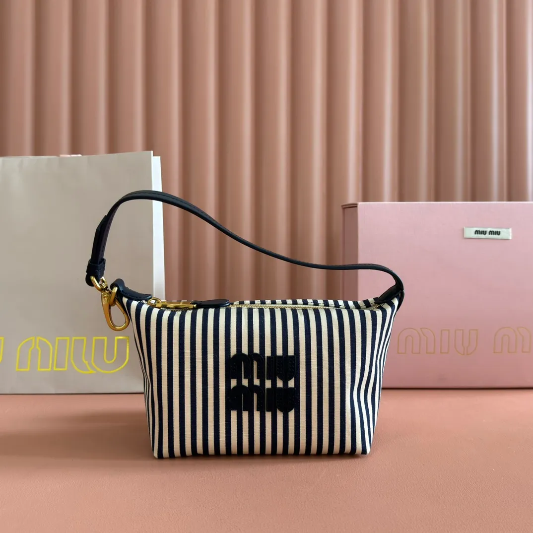 p960💋💋💋 [Configured with full counter package] 5NE841, new denim lunch box bag, unique stripes, iconic Miu logo on the front, cotton lining, super light, large capacity, looks good no matter how you wear it, suitable for all seasons, size: bottom length 19cm, opening width 25.5cm, height 14cm, bottom width 10cm