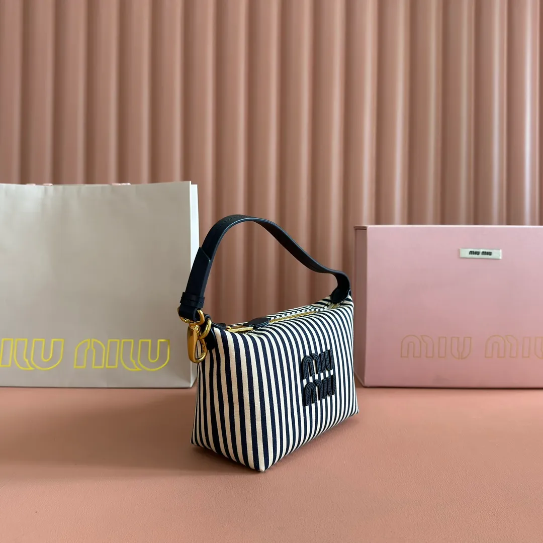 p960💋💋💋 [Configured with full counter package] 5NE841, new denim lunch box bag, unique stripes, iconic Miu logo on the front, cotton lining, super light, large capacity, looks good no matter how you wear it, suitable for all seasons, size: bottom length 19cm, opening width 25.5cm, height 14cm, bottom width 10cm