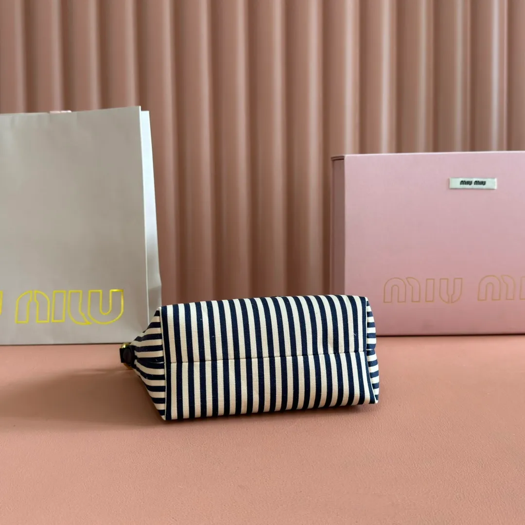 p960💋💋💋 [Configured with full counter package] 5NE841, new denim lunch box bag, unique stripes, iconic Miu logo on the front, cotton lining, super light, large capacity, looks good no matter how you wear it, suitable for all seasons, size: bottom length 19cm, opening width 25.5cm, height 14cm, bottom width 10cm