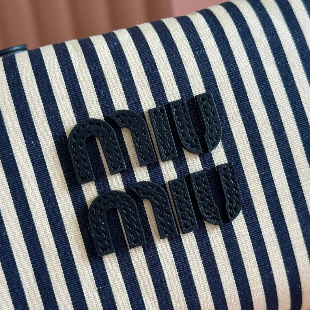 p960💋💋💋 [Configured with full counter package] 5NE841, new denim lunch box bag, unique stripes, iconic Miu logo on the front, cotton lining, super light, large capacity, looks good no matter how you wear it, suitable for all seasons, size: bottom length 19cm, opening width 25.5cm, height 14cm, bottom width 10cm
