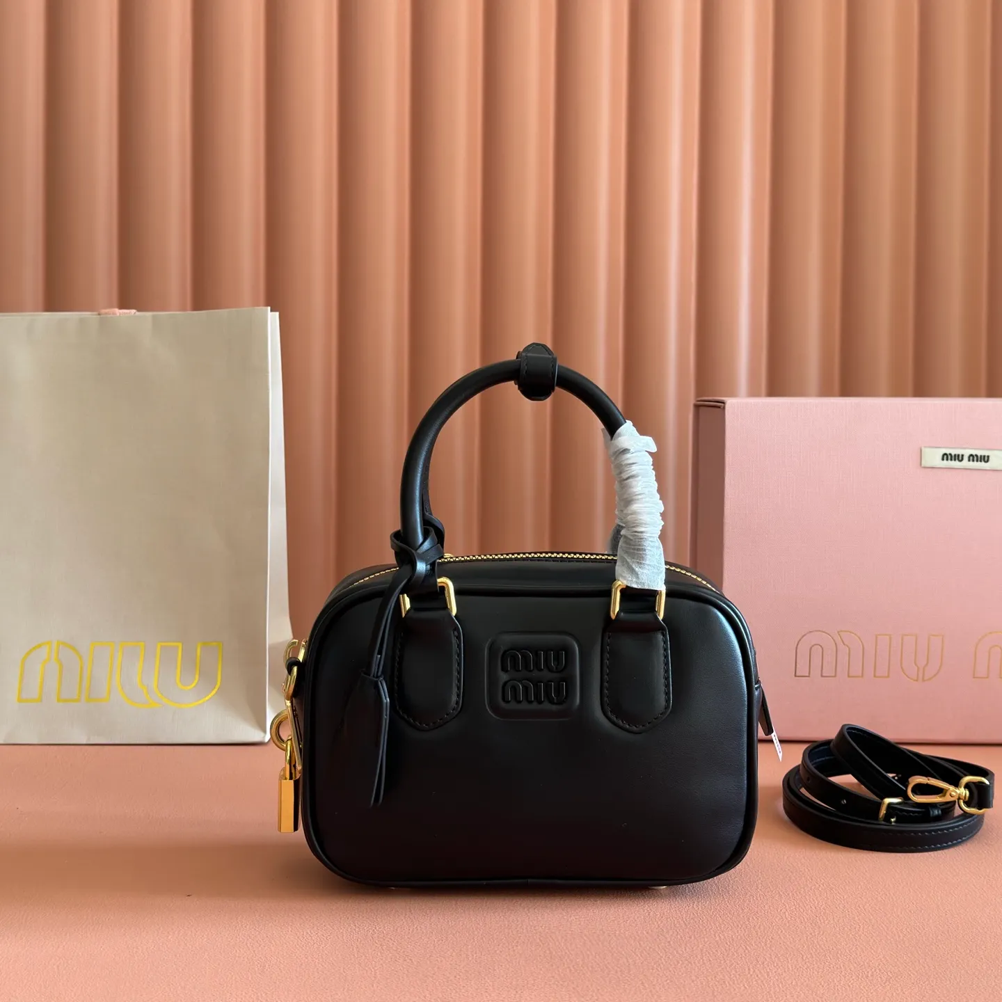 p1640💋💋💋[Original leather configuration counter complete package] Arcadie cow leather small (19cm) bowling handbag/crossbody bag ~ Heather wood This handbag uses cowhide retro and exquisite texture to bring a new interpretation to the classic silhouette. The front letter logo cleverly echoes the metal hardware, and the exquisite workmanship is outstanding, highlighting a highly recognizable classic style. Dynamic and elegant lines with adjustable and detachable shoulder straps present a practical and versatile design with modern charm. ～Detachable and adjustable shoulder strap ～Zipper closure ～Lined with 2 patch pockets ～With foot studs Size: W19×H13×D6cm No.: 5BB123