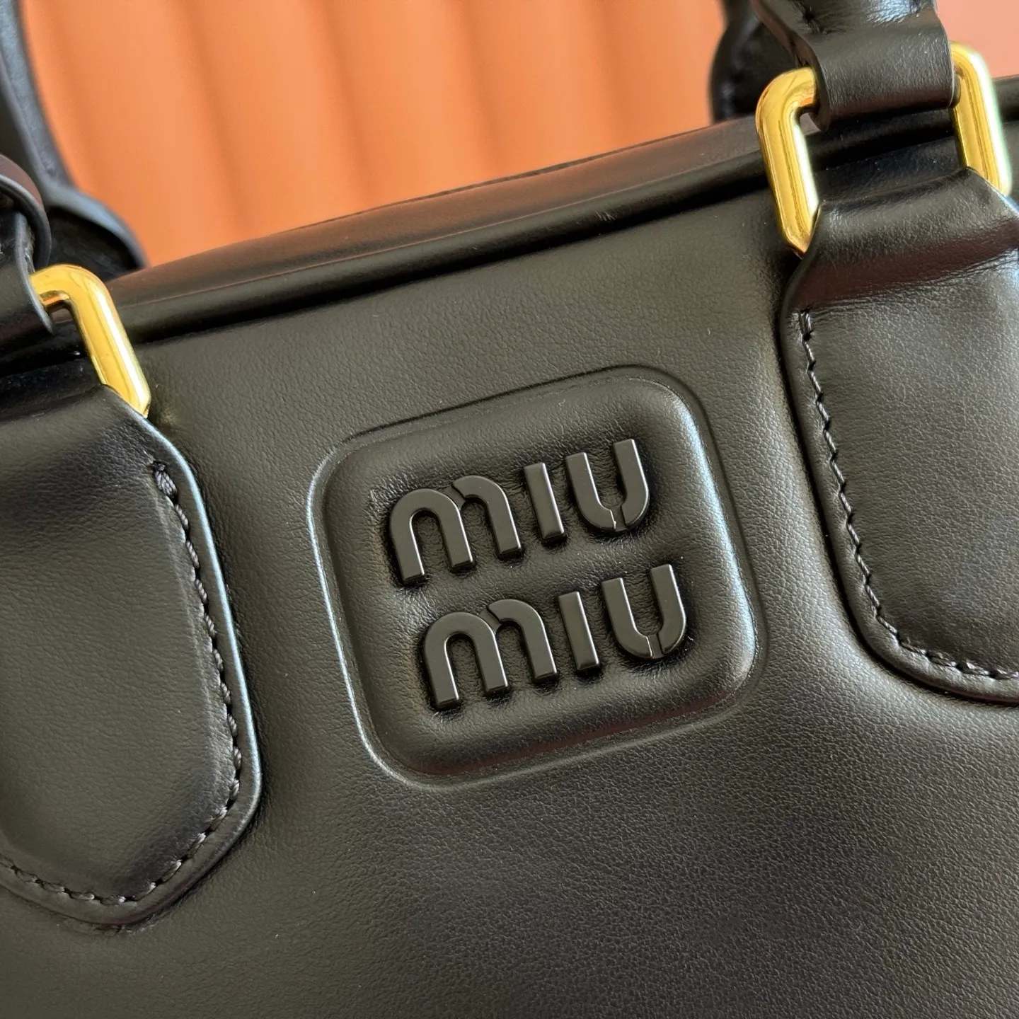 p1640💋💋💋[Original leather configuration counter complete package] Arcadie cow leather small (19cm) bowling handbag/crossbody bag ~ Heather wood This handbag uses cowhide retro and exquisite texture to bring a new interpretation to the classic silhouette. The front letter logo cleverly echoes the metal hardware, and the exquisite workmanship is outstanding, highlighting a highly recognizable classic style. Dynamic and elegant lines with adjustable and detachable shoulder straps present a practical and versatile design with modern charm. ～Detachable and adjustable shoulder strap ～Zipper closure ～Lined with 2 patch pockets ～With foot studs Size: W19×H13×D6cm No.: 5BB123