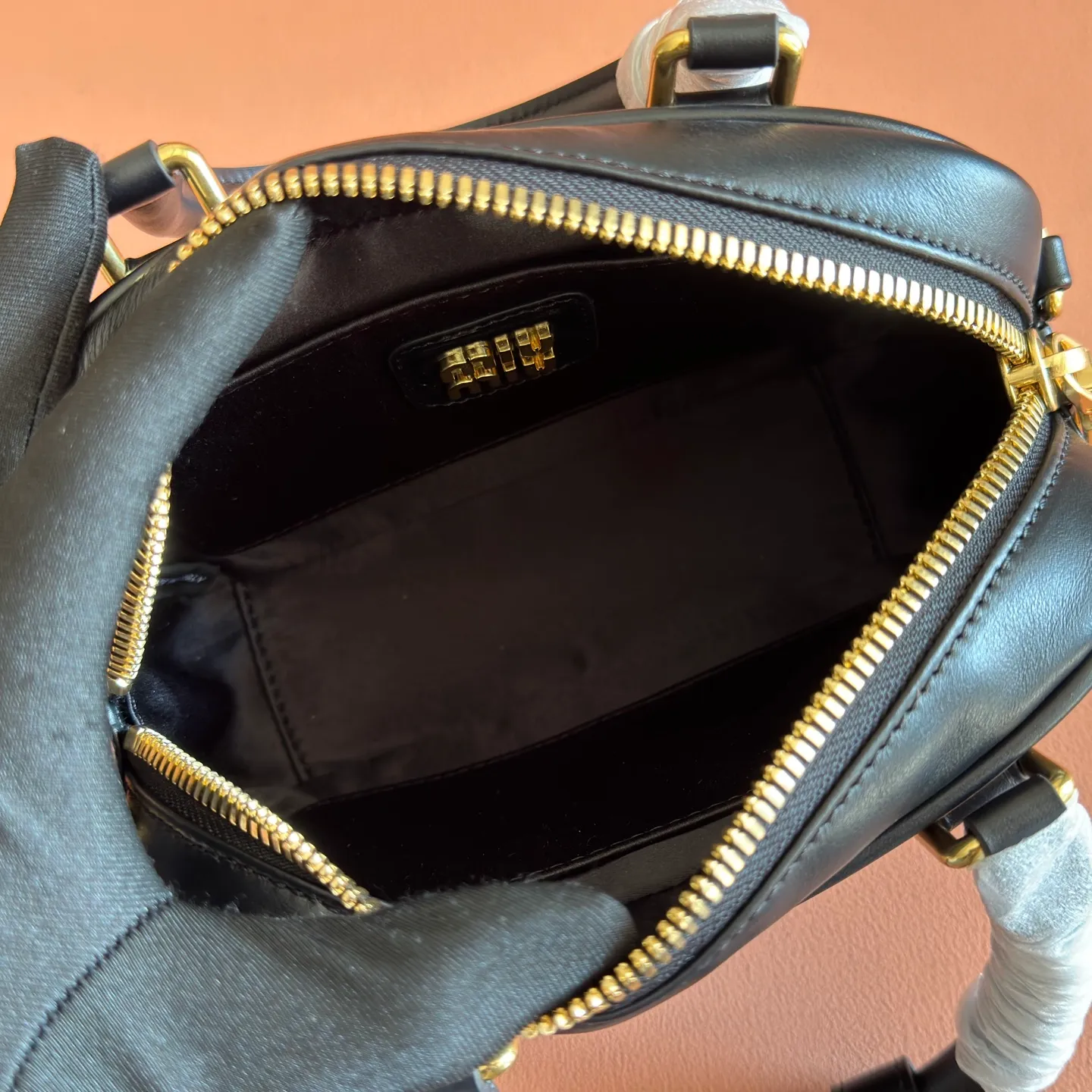 p1640💋💋💋[Original leather configuration counter complete package] Arcadie cow leather small (19cm) bowling handbag/crossbody bag ~ Heather wood This handbag uses cowhide retro and exquisite texture to bring a new interpretation to the classic silhouette. The front letter logo cleverly echoes the metal hardware, and the exquisite workmanship is outstanding, highlighting a highly recognizable classic style. Dynamic and elegant lines with adjustable and detachable shoulder straps present a practical and versatile design with modern charm. ～Detachable and adjustable shoulder strap ～Zipper closure ～Lined with 2 patch pockets ～With foot studs Size: W19×H13×D6cm No.: 5BB123