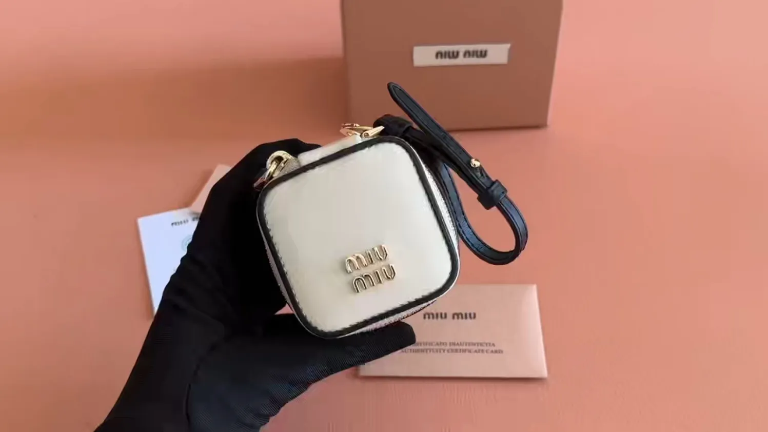 [Special grade hardware original leather]~White with black imported cow leather pendant Size: w6×h6×d4cm No.: MM220_5TL527