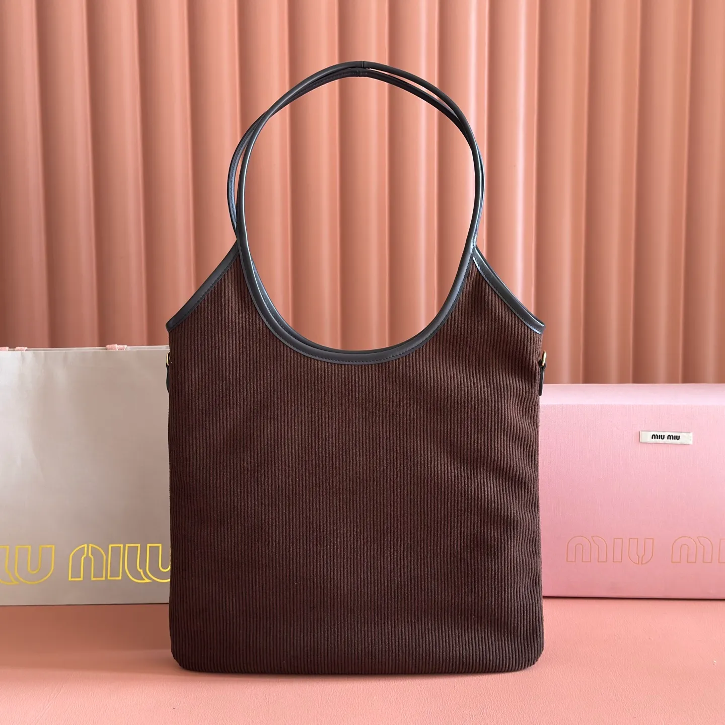 p1300💋💋💋【Full package with counter】Miu Women's IVY Corduroy Tote Shoulder Bag This classic tote bag is decorated with the Miu Miu letter logo, highlighting the classic style and being very recognizable. Simple underarm tote bag 🖤 The same color leather letter logo adds a unique and classic style! Gold hardware, leather lettering logo on front! Lined with zip pocket accents! Size: 35x40cm Style number: 500231