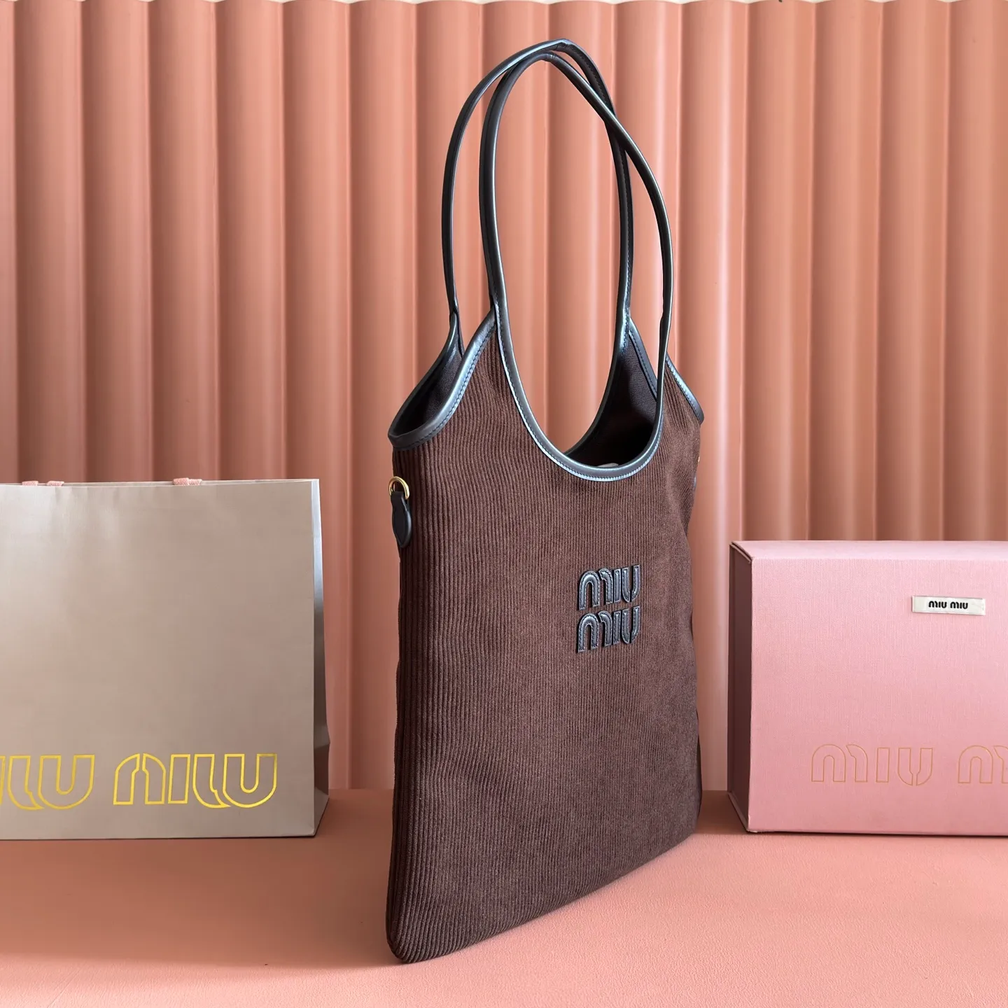 p1300💋💋💋【Full package with counter】Miu Women's IVY Corduroy Tote Shoulder Bag This classic tote bag is decorated with the Miu Miu letter logo, highlighting the classic style and being very recognizable. Simple underarm tote bag 🖤 The same color leather letter logo adds a unique and classic style! Gold hardware, leather lettering logo on front! Lined with zip pocket accents! Size: 35x40cm Style number: 500231