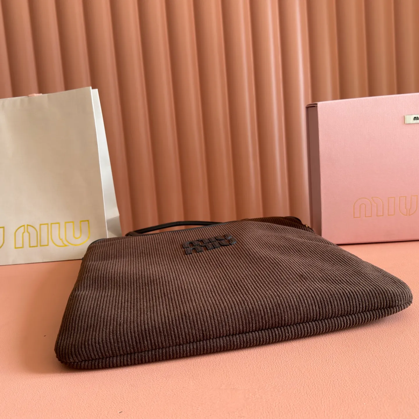 p1300💋💋💋【Full package with counter】Miu Women's IVY Corduroy Tote Shoulder Bag This classic tote bag is decorated with the Miu Miu letter logo, highlighting the classic style and being very recognizable. Simple underarm tote bag 🖤 The same color leather letter logo adds a unique and classic style! Gold hardware, leather lettering logo on front! Lined with zip pocket accents! Size: 35x40cm Style number: 500231