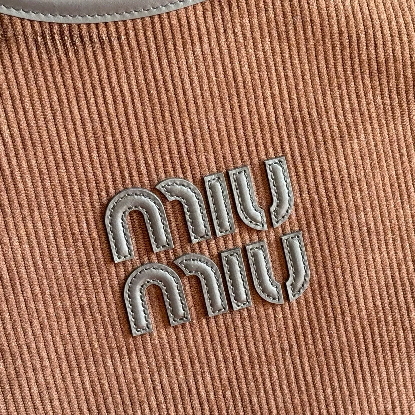 p1300💋💋💋【Full package with counter】Miu Women's IVY Corduroy Tote Shoulder Bag This classic tote bag is decorated with the Miu Miu letter logo, highlighting the classic style and being very recognizable. Simple underarm tote bag 🖤 The same color leather letter logo adds a unique and classic style! Gold hardware, leather lettering logo on front! Lined with zip pocket accents! Size: 35x40cm Style number: 500231