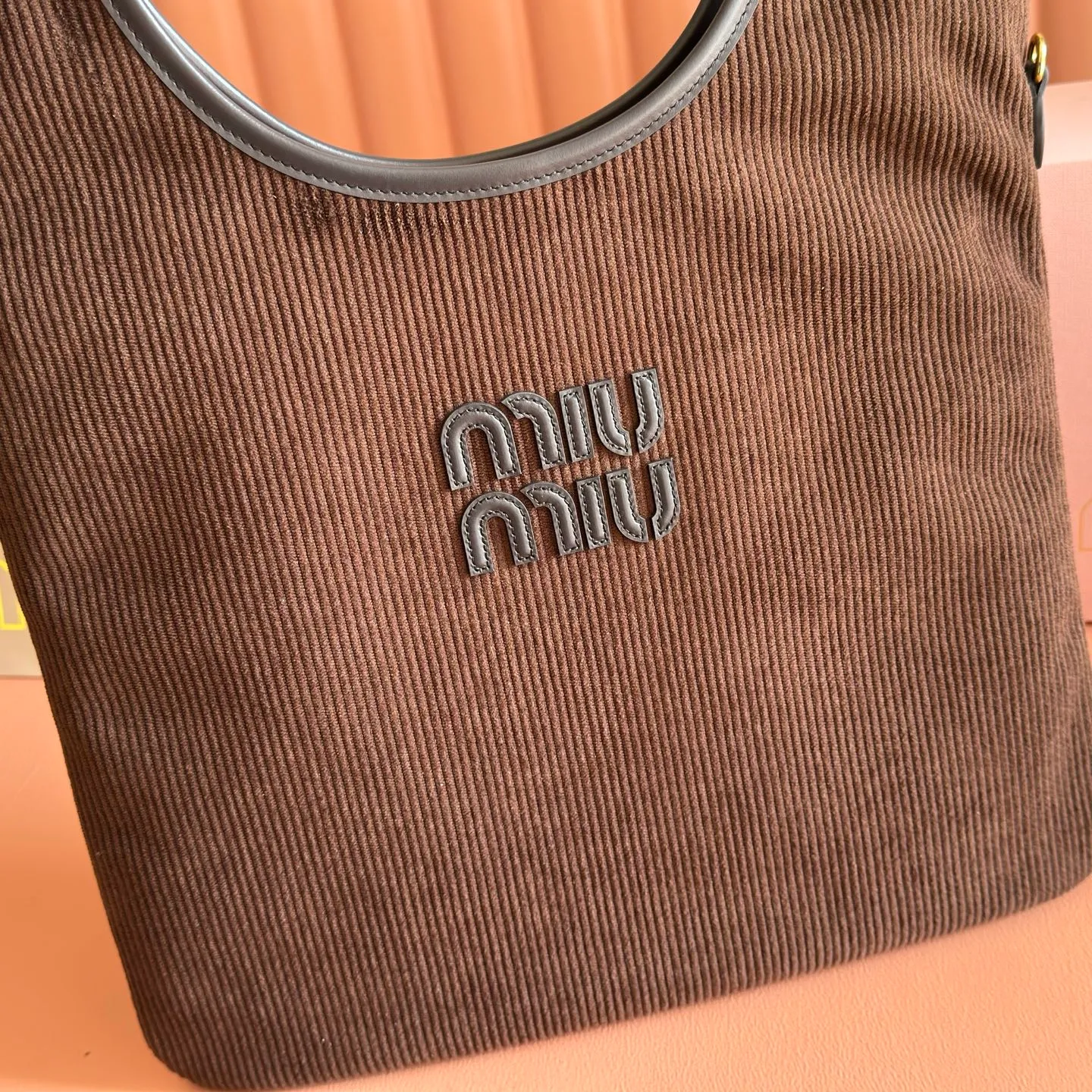 p1300💋💋💋【Full package with counter】Miu Women's IVY Corduroy Tote Shoulder Bag This classic tote bag is decorated with the Miu Miu letter logo, highlighting the classic style and being very recognizable. Simple underarm tote bag 🖤 The same color leather letter logo adds a unique and classic style! Gold hardware, leather lettering logo on front! Lined with zip pocket accents! Size: 35x40cm Style number: 500231