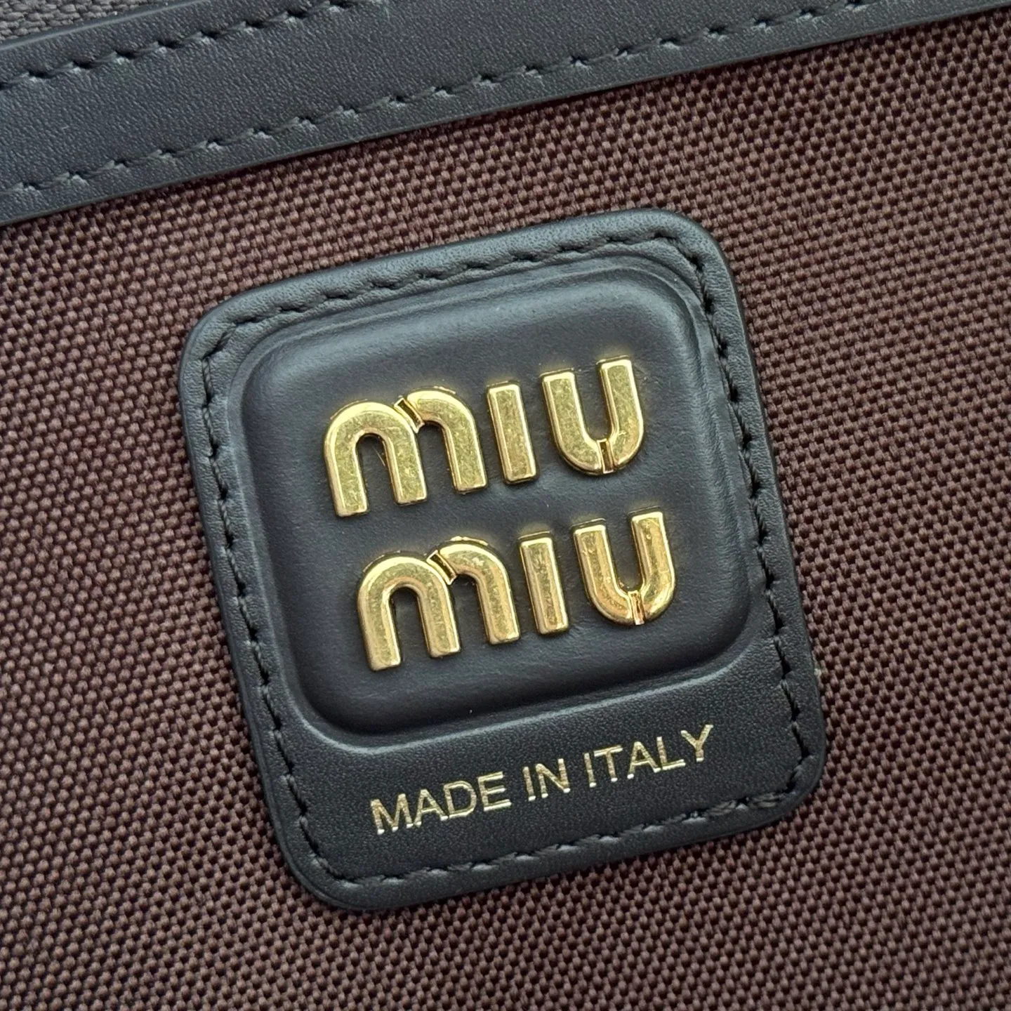 p1300💋💋💋【Full package with counter】Miu Women's IVY Corduroy Tote Shoulder Bag This classic tote bag is decorated with the Miu Miu letter logo, highlighting the classic style and being very recognizable. Simple underarm tote bag 🖤 The same color leather letter logo adds a unique and classic style! Gold hardware, leather lettering logo on front! Lined with zip pocket accents! Size: 35x40cm Style number: 500231