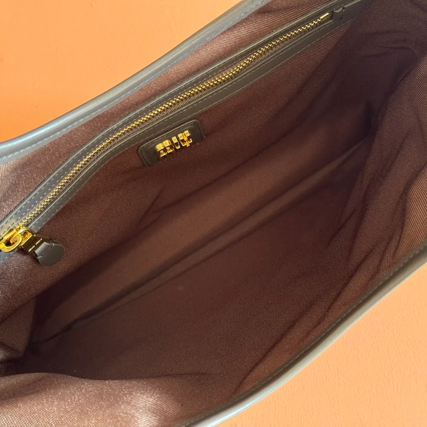 p1300💋💋💋【Full package with counter】Miu Women's IVY Corduroy Tote Shoulder Bag This classic tote bag is decorated with the Miu Miu letter logo, highlighting the classic style and being very recognizable. Simple underarm tote bag 🖤 The same color leather letter logo adds a unique and classic style! Gold hardware, leather lettering logo on front! Lined with zip pocket accents! Size: 35x40cm Style number: 500231