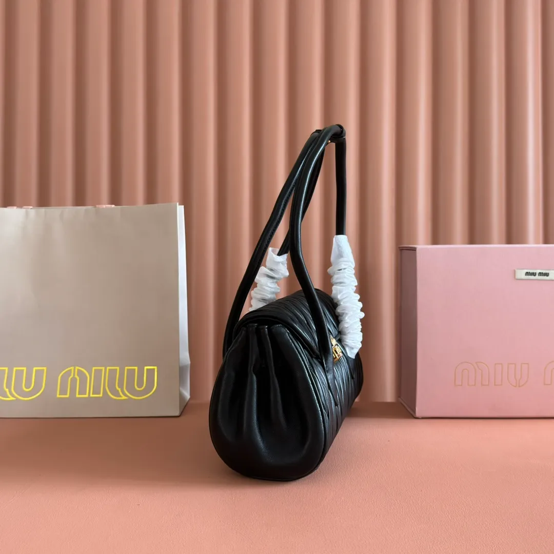 p1800💋💋💋【Original leather configuration counter packaging】MIU's new 24ss autumn and winter baguette bag. The baguette design style leads the new trend, full of "girly feelings" and revolves around the bookish style. The uninhibited and wine-loving lady style has a casual attitude towards life, showing the uniqueness of the exclusive miumiu girl. The one that is not too big or too small can be sweet, spicy or handsome. The capacity can also meet the daily needs of going out. It is beautiful and practical. It’s hard not to love it Model number: 5bd265 Size: Base length 28x base 11x height 15cm