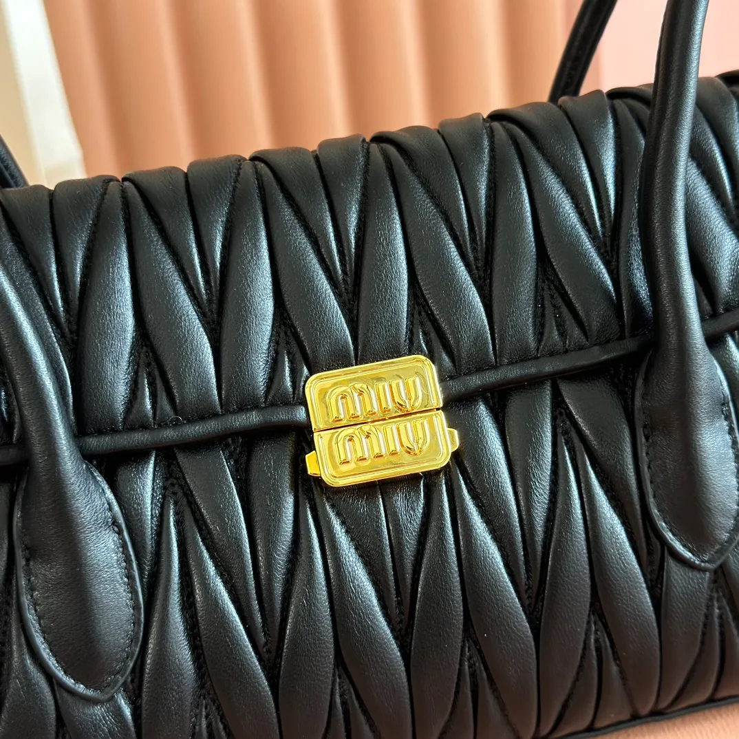 p1800💋💋💋【Original leather configuration counter packaging】MIU's new 24ss autumn and winter baguette bag. The baguette design style leads the new trend, full of "girly feelings" and revolves around the bookish style. The uninhibited and wine-loving lady style has a casual attitude towards life, showing the uniqueness of the exclusive miumiu girl. The one that is not too big or too small can be sweet, spicy or handsome. The capacity can also meet the daily needs of going out. It is beautiful and practical. It’s hard not to love it Model number: 5bd265 Size: Base length 28x base 11x height 15cm