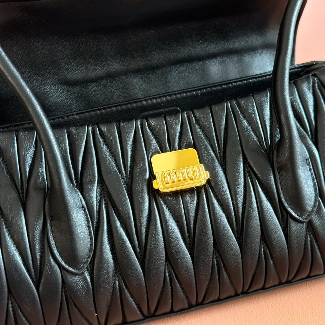 p1800💋💋💋【Original leather configuration counter packaging】MIU's new 24ss autumn and winter baguette bag. The baguette design style leads the new trend, full of "girly feelings" and revolves around the bookish style. The uninhibited and wine-loving lady style has a casual attitude towards life, showing the uniqueness of the exclusive miumiu girl. The one that is not too big or too small can be sweet, spicy or handsome. The capacity can also meet the daily needs of going out. It is beautiful and practical. It’s hard not to love it Model number: 5bd265 Size: Base length 28x base 11x height 15cm