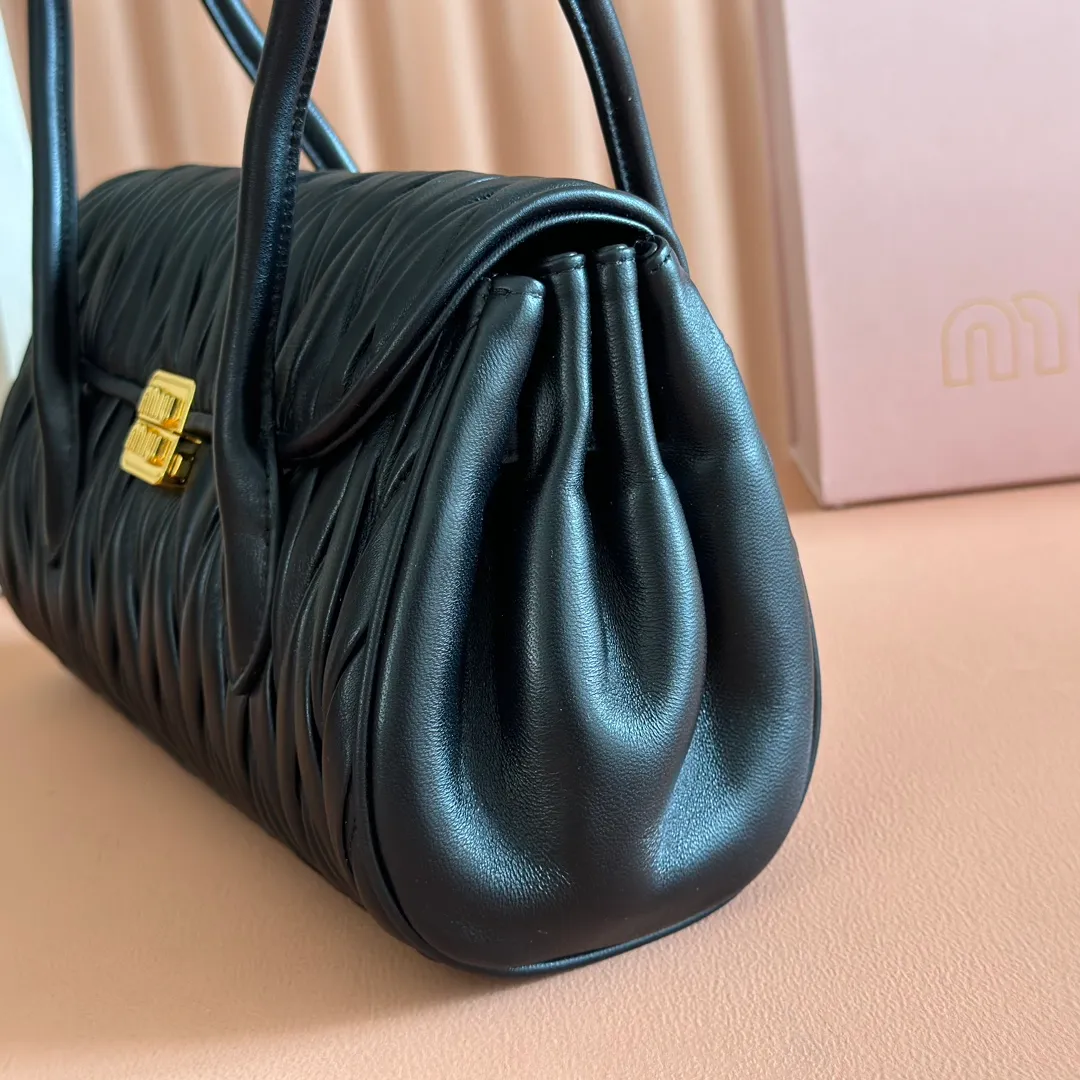 p1800💋💋💋【Original leather configuration counter packaging】MIU's new 24ss autumn and winter baguette bag. The baguette design style leads the new trend, full of "girly feelings" and revolves around the bookish style. The uninhibited and wine-loving lady style has a casual attitude towards life, showing the uniqueness of the exclusive miumiu girl. The one that is not too big or too small can be sweet, spicy or handsome. The capacity can also meet the daily needs of going out. It is beautiful and practical. It’s hard not to love it Model number: 5bd265 Size: Base length 28x base 11x height 15cm