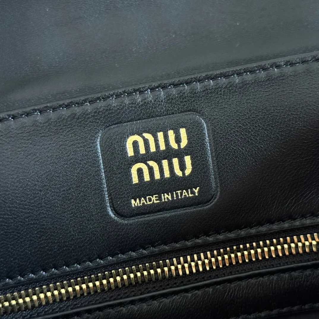 p1800💋💋💋【Original leather configuration counter packaging】MIU's new 24ss autumn and winter baguette bag. The baguette design style leads the new trend, full of "girly feelings" and revolves around the bookish style. The uninhibited and wine-loving lady style has a casual attitude towards life, showing the uniqueness of the exclusive miumiu girl. The one that is not too big or too small can be sweet, spicy or handsome. The capacity can also meet the daily needs of going out. It is beautiful and practical. It’s hard not to love it Model number: 5bd265 Size: Base length 28x base 11x height 15cm