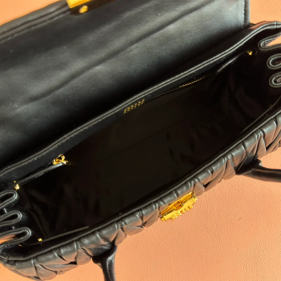 p1800💋💋💋【Original leather configuration counter packaging】MIU's new 24ss autumn and winter baguette bag. The baguette design style leads the new trend, full of "girly feelings" and revolves around the bookish style. The uninhibited and wine-loving lady style has a casual attitude towards life, showing the uniqueness of the exclusive miumiu girl. The one that is not too big or too small can be sweet, spicy or handsome. The capacity can also meet the daily needs of going out. It is beautiful and practical. It’s hard not to love it Model number: 5bd265 Size: Base length 28x base 11x height 15cm