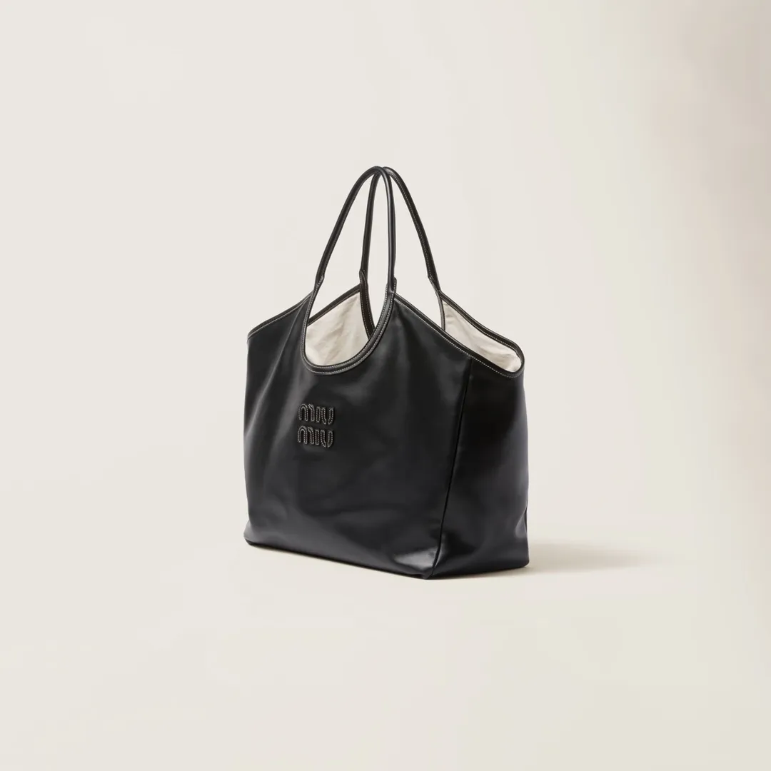 [Premium Hardware Original Leather] LVY Leather Tote Bag ~ Black The high-quality leather adds color and gives this tote bag a classic and timeless charm. Tonal leather lettering logo adds a distinctive, classic touch. ~Leather handle ~Golden hardware ~Leather letter logo on front ~Fabric lining with two zippered pockets Dimensions: W40×H39×D18cm No.: 5BG276_MM0_ 276