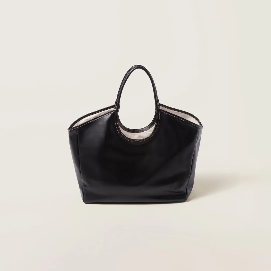 [Premium Hardware Original Leather] LVY Leather Tote Bag ~ Black The high-quality leather adds color and gives this tote bag a classic and timeless charm. Tonal leather lettering logo adds a distinctive, classic touch. ~Leather handle ~Golden hardware ~Leather letter logo on front ~Fabric lining with two zippered pockets Dimensions: W40×H39×D18cm No.: 5BG276_MM0_ 276